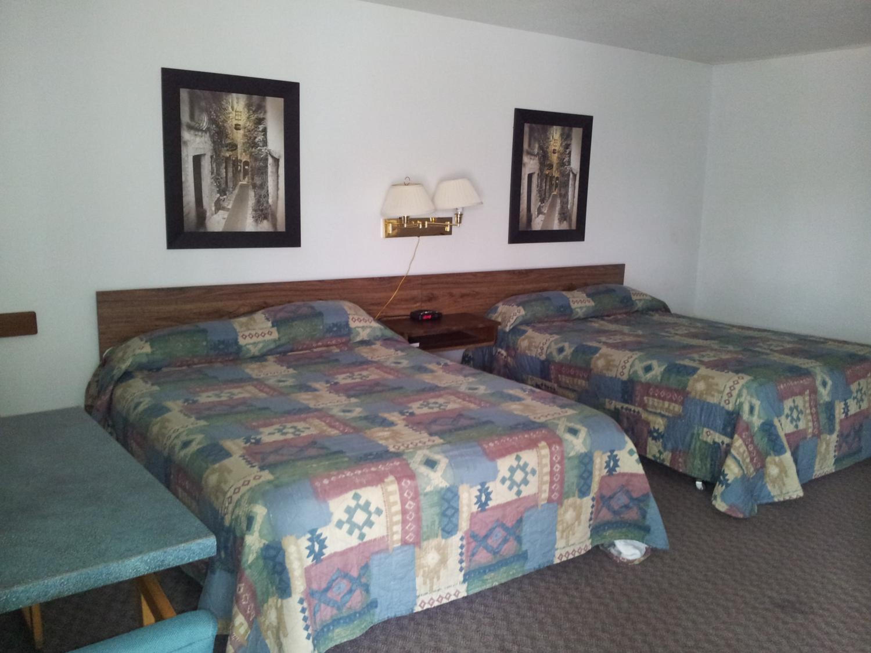 Queen Room With Two Queen Beds - Non-Smoking