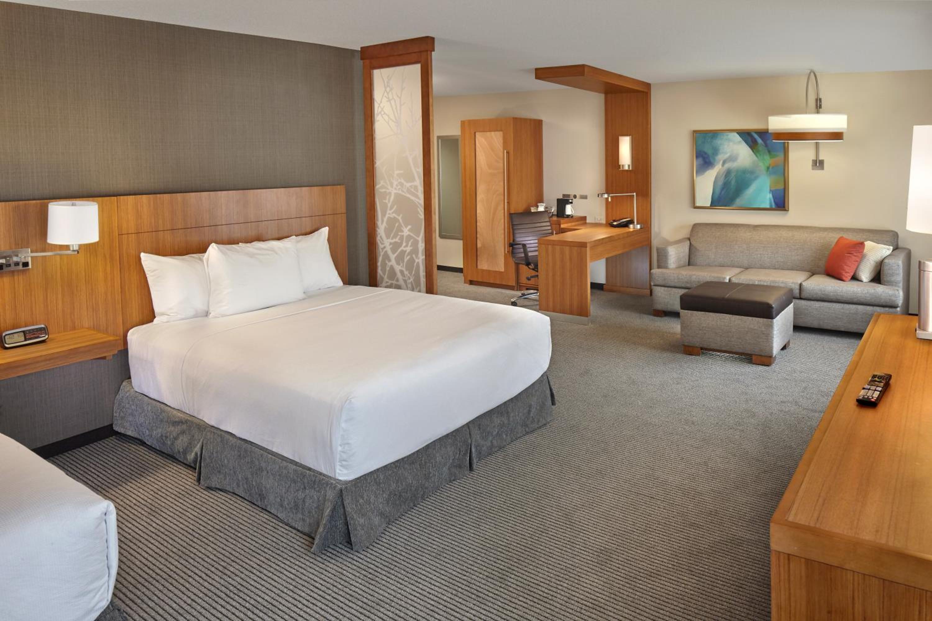 Queen Room with Two Queen Beds and Sofa Bed photo 3