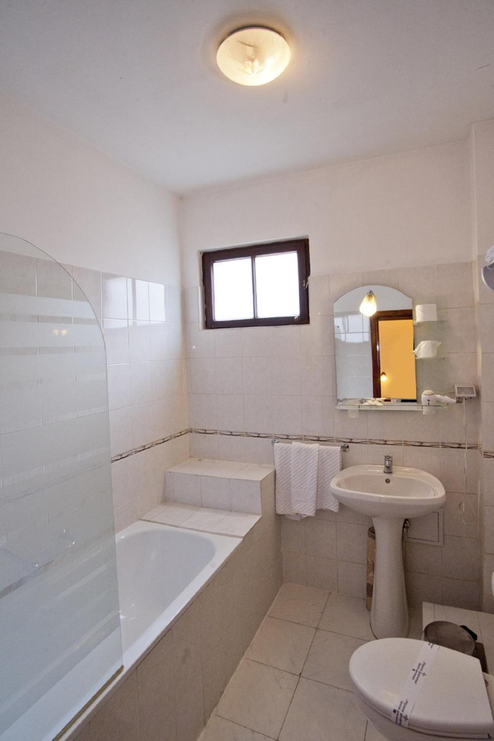 Standard Double Room - Photo 7