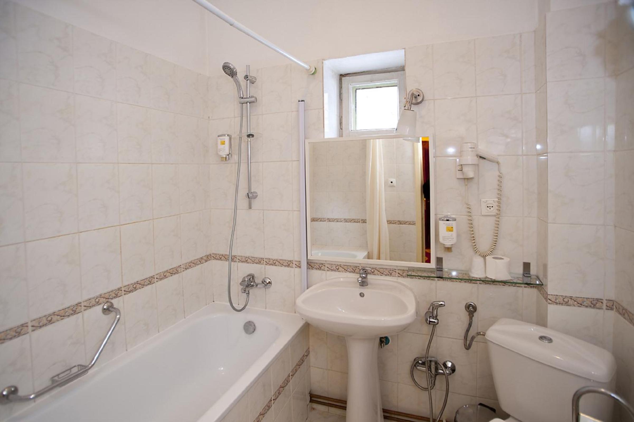Standard Double Room - Photo 14