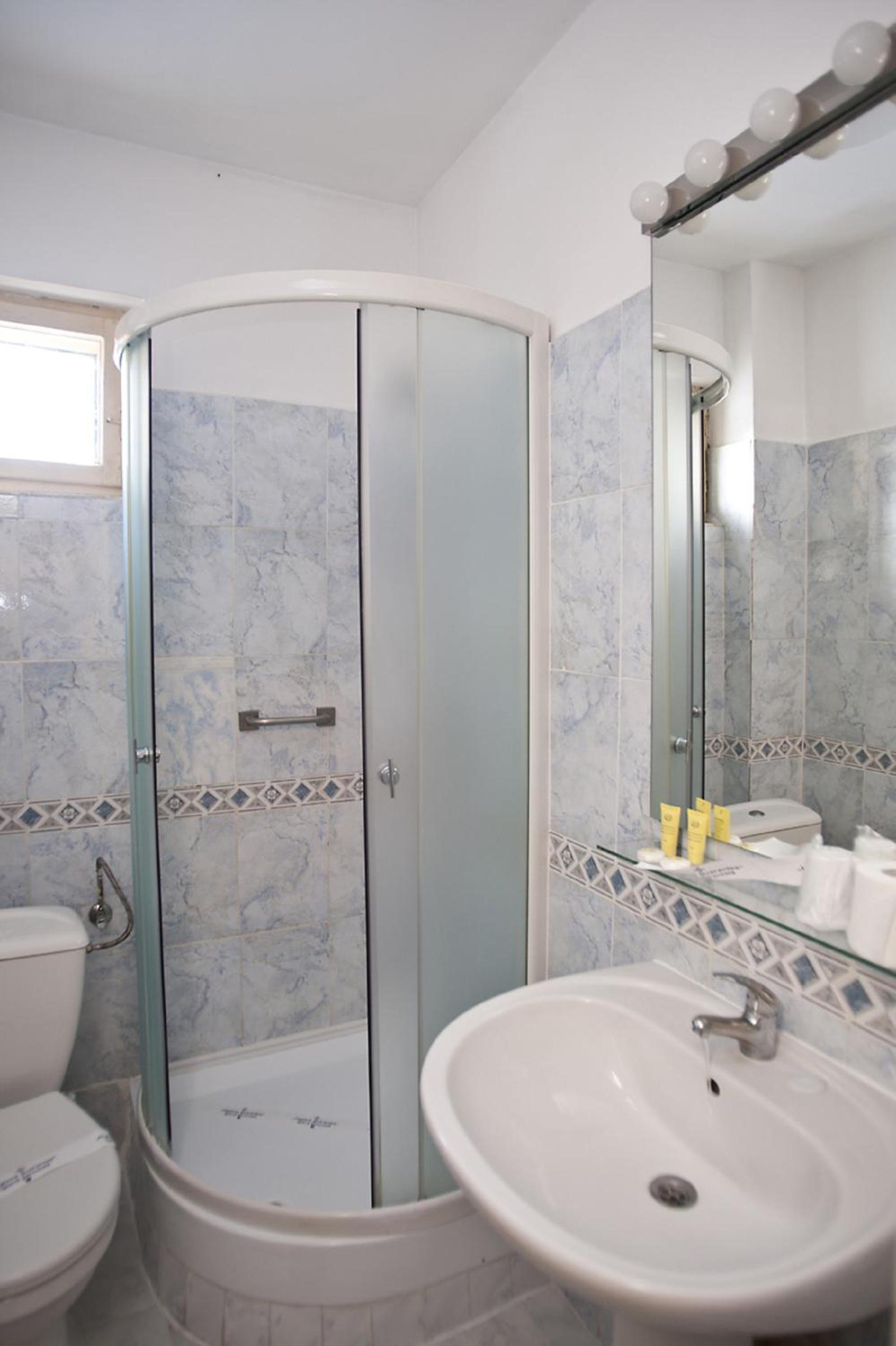 Standard Double Room - Photo 8