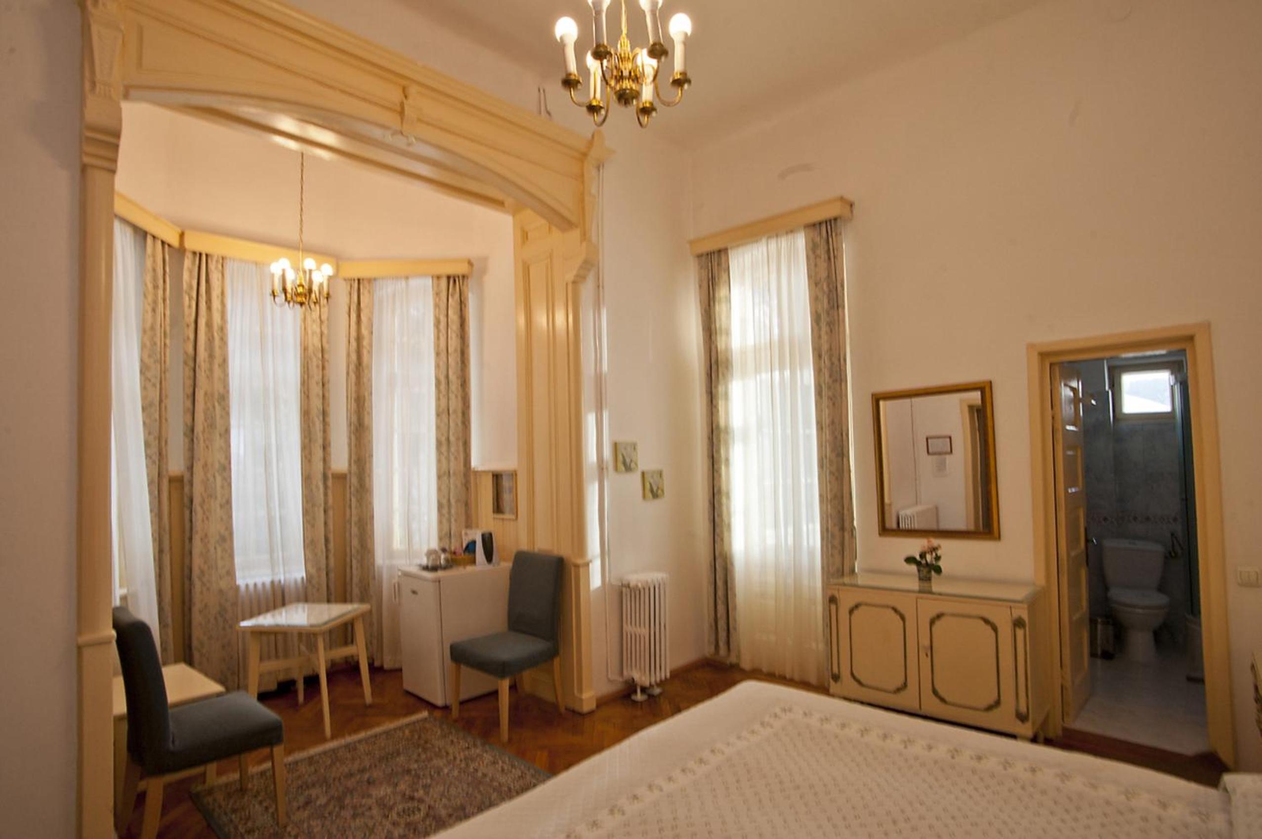 Standard Double Room - Photo 9