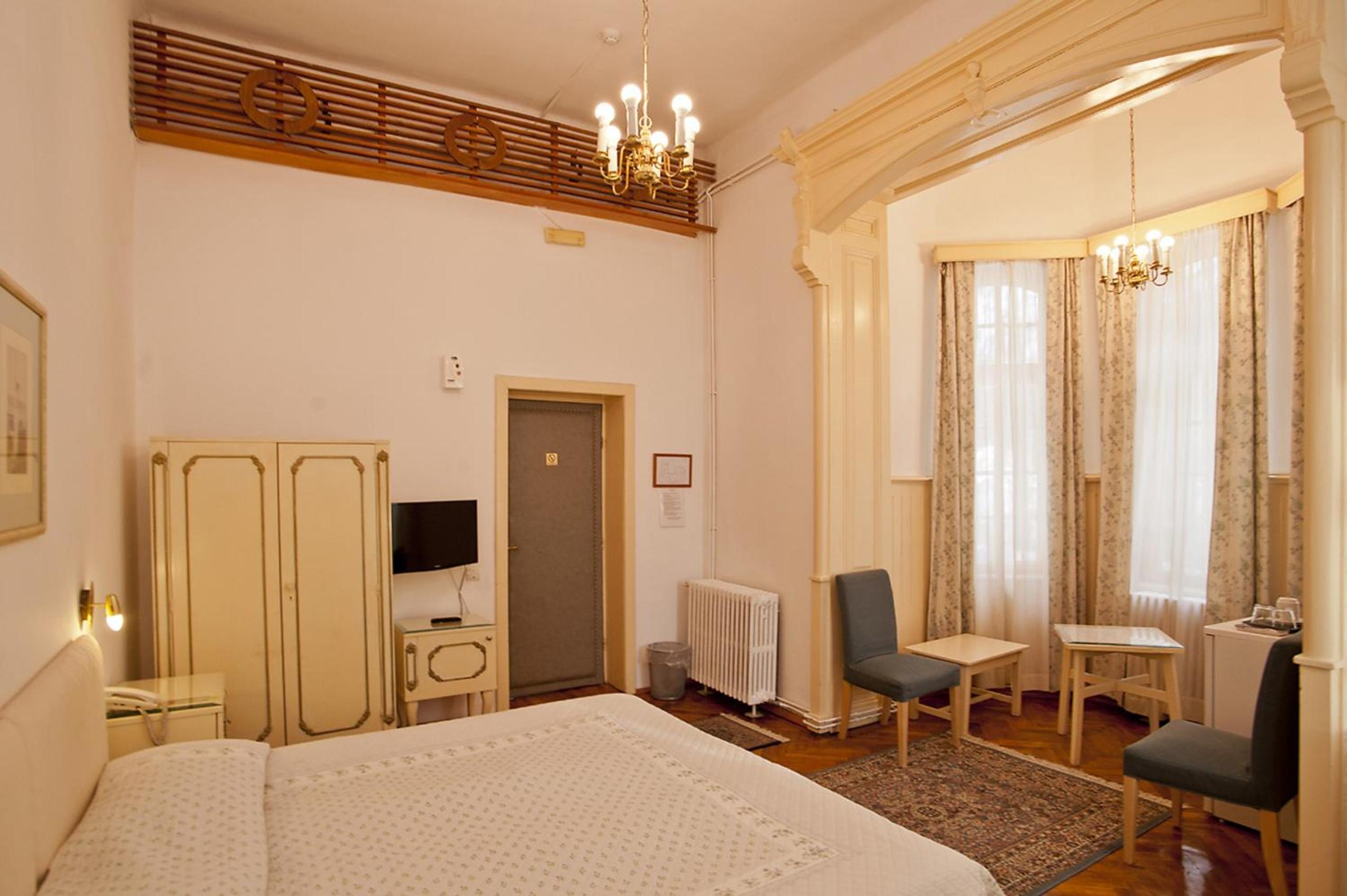 Standard Double Room - Photo 10