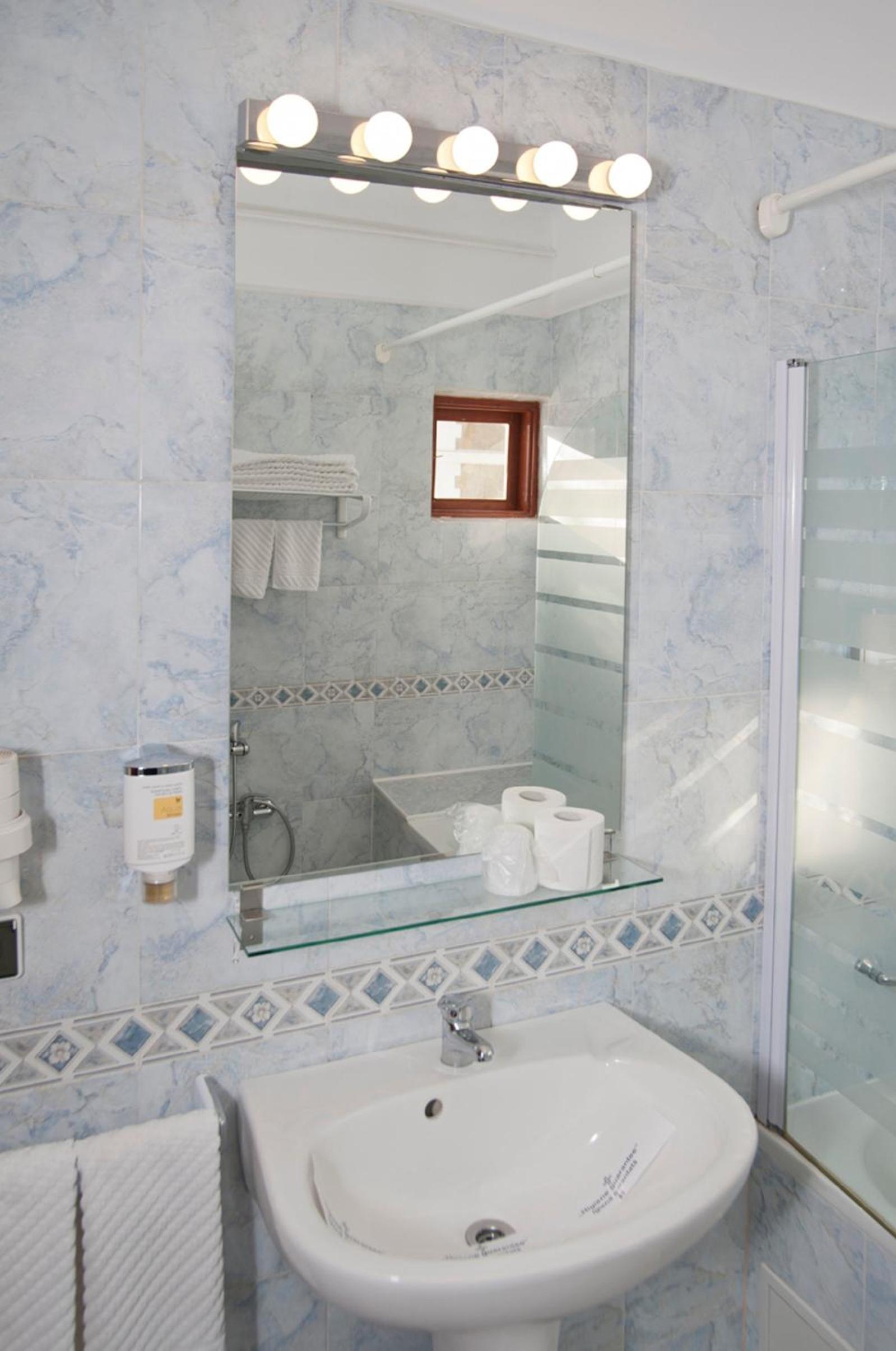 Standard Double Room - Photo 11