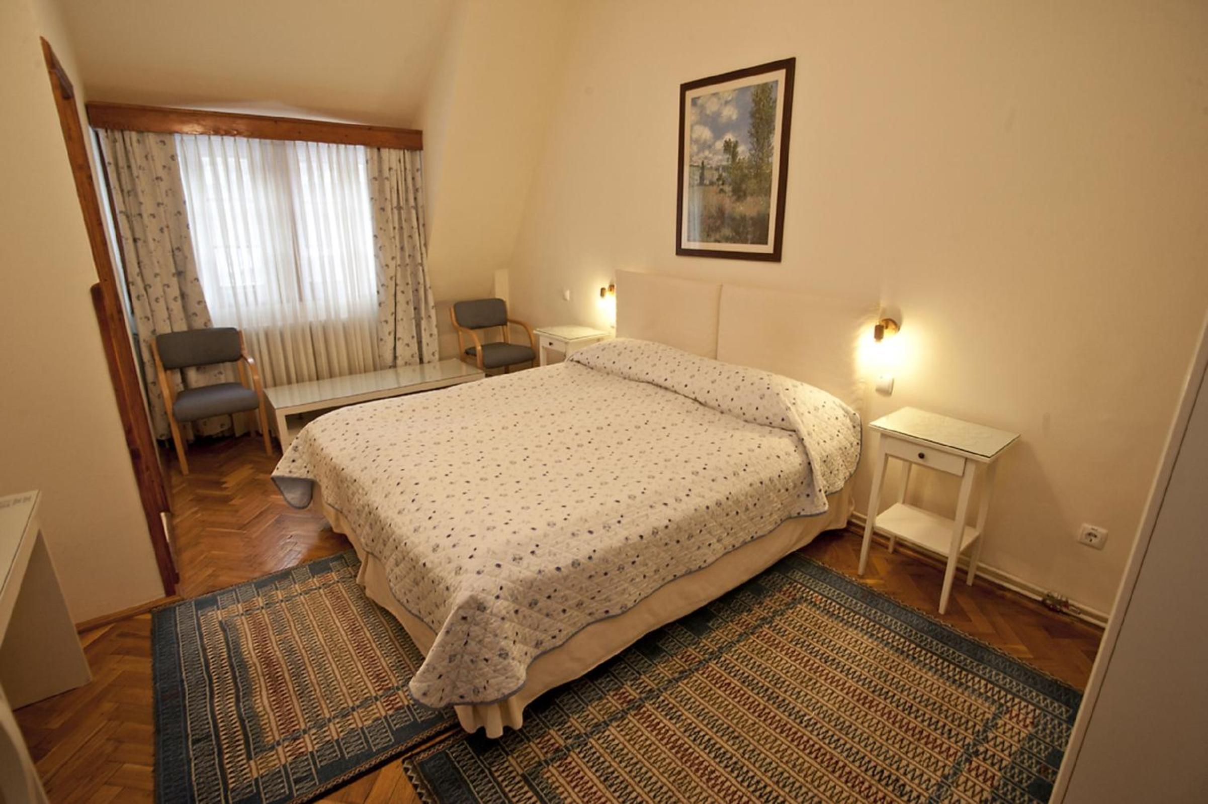 Standard Double Room - Photo 13