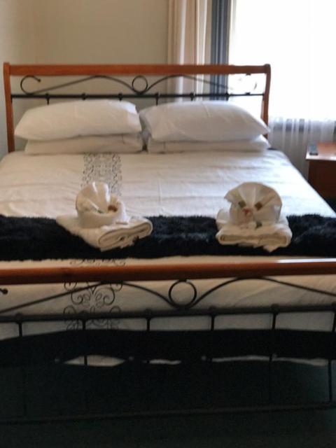 Standard Queen Room with Shared Bathroom photo 1