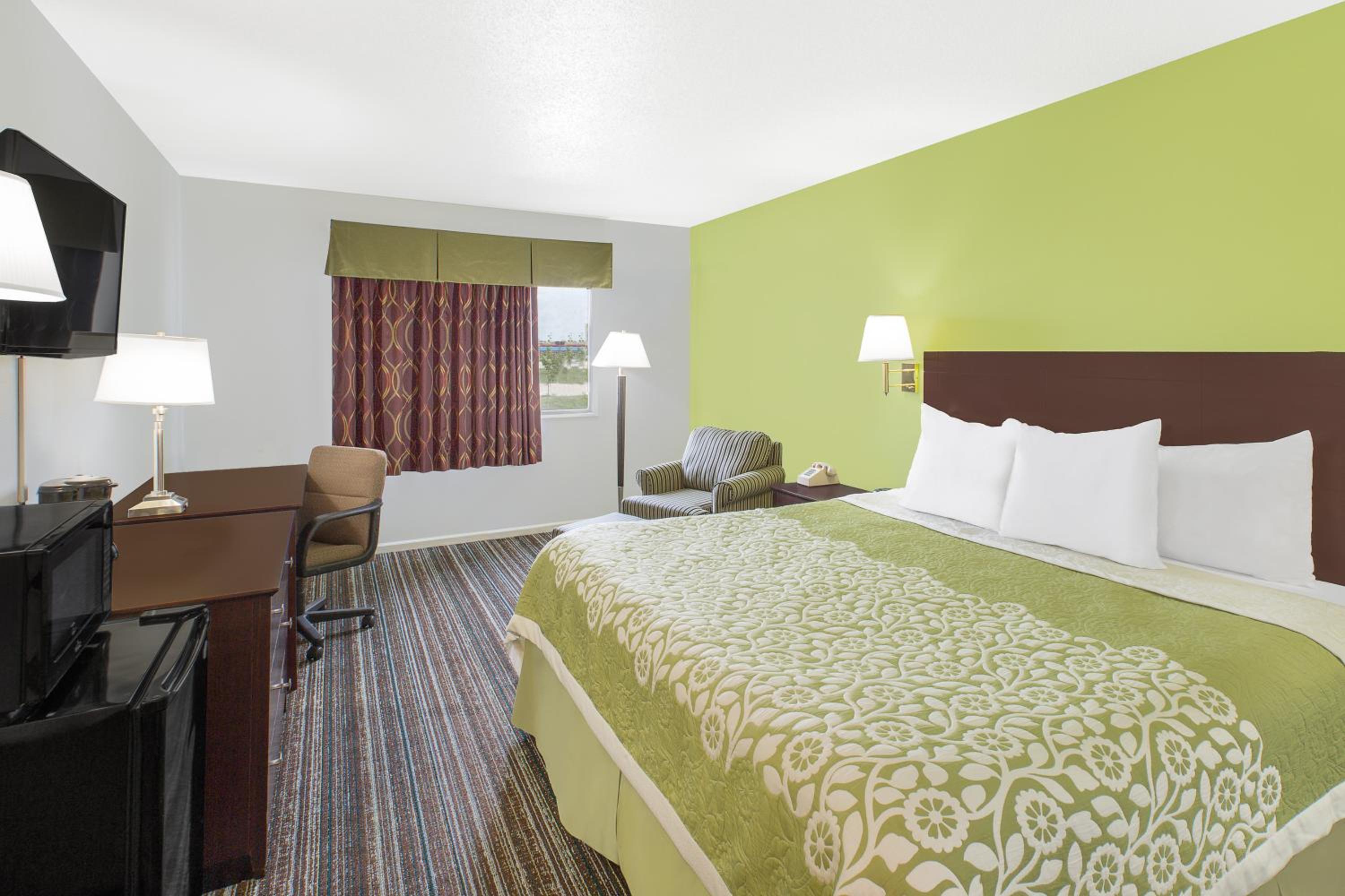 King Room - Non-Smoking - Photo 6
