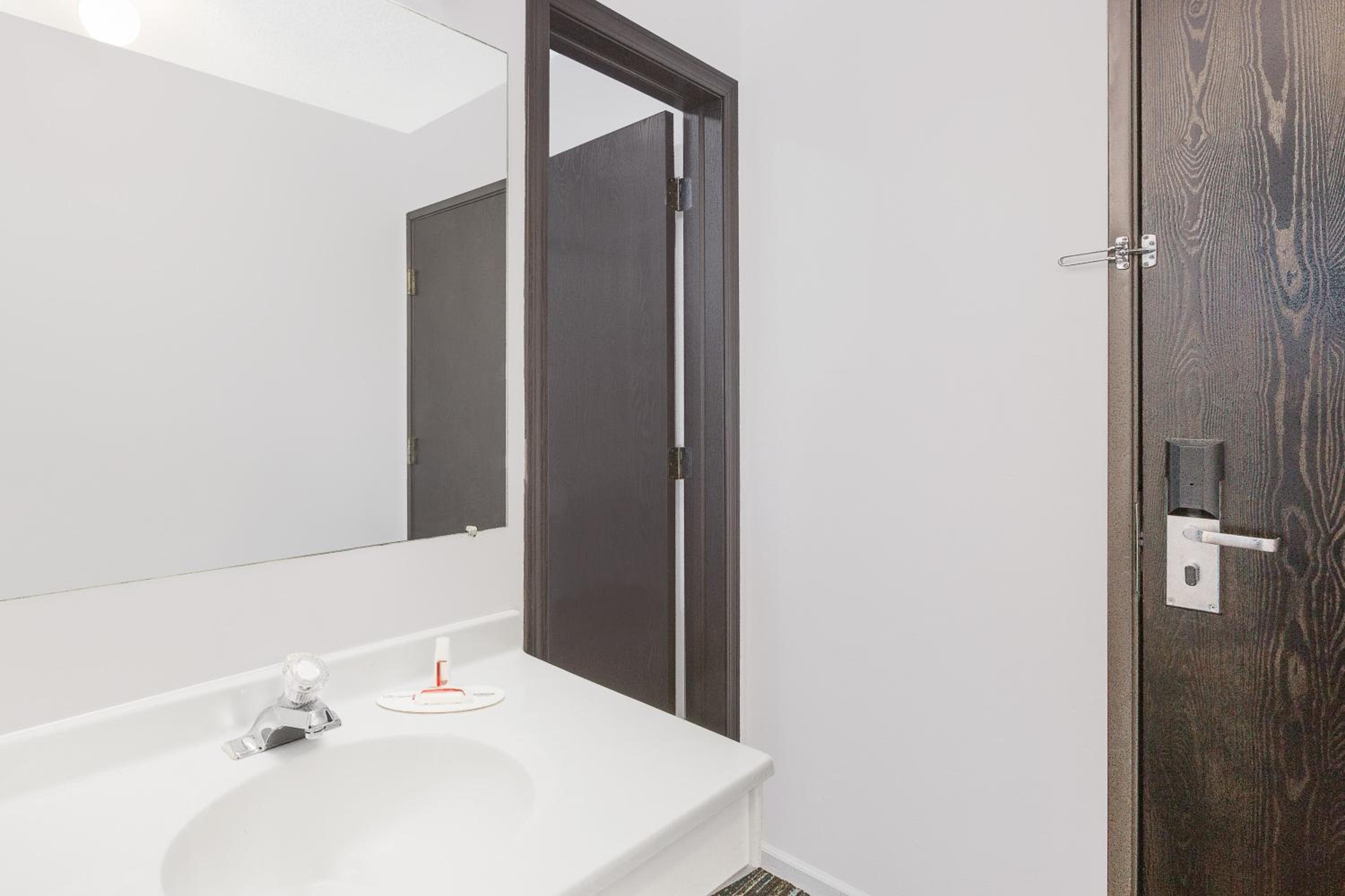 King Room - Non-Smoking - Photo 7