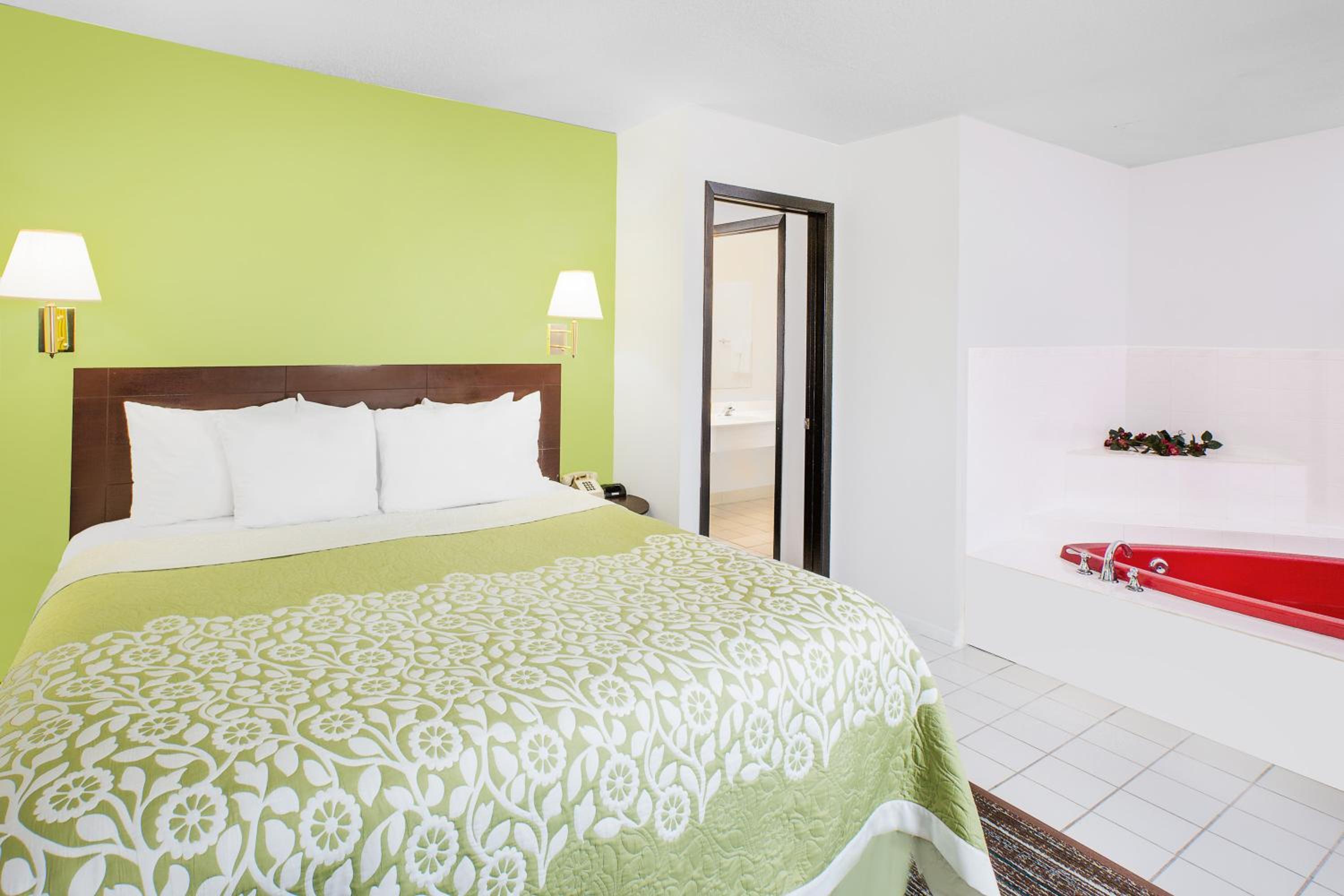 1 King Bed and 1 Queen Bed, Suite, Non-Smoking - Photo 1