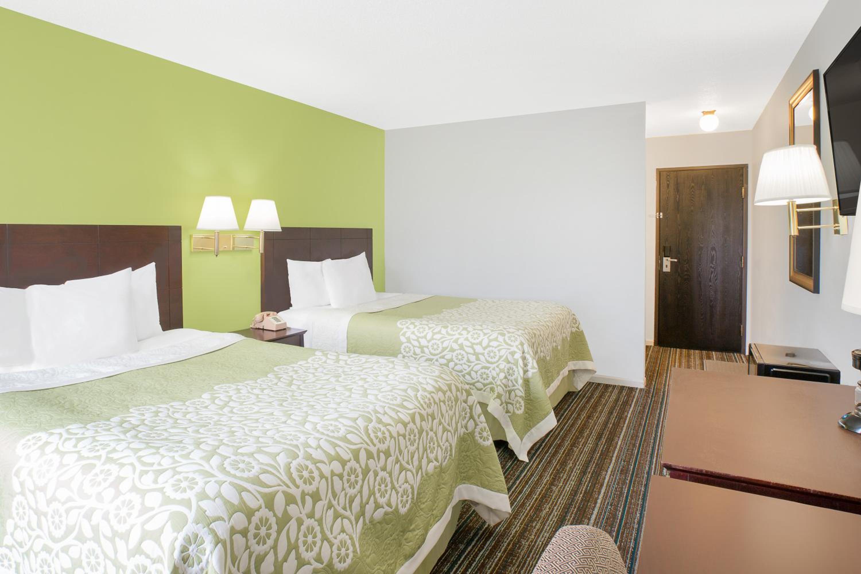 Queen Room with Two Queen Beds - Non-Smoking - Photo 4