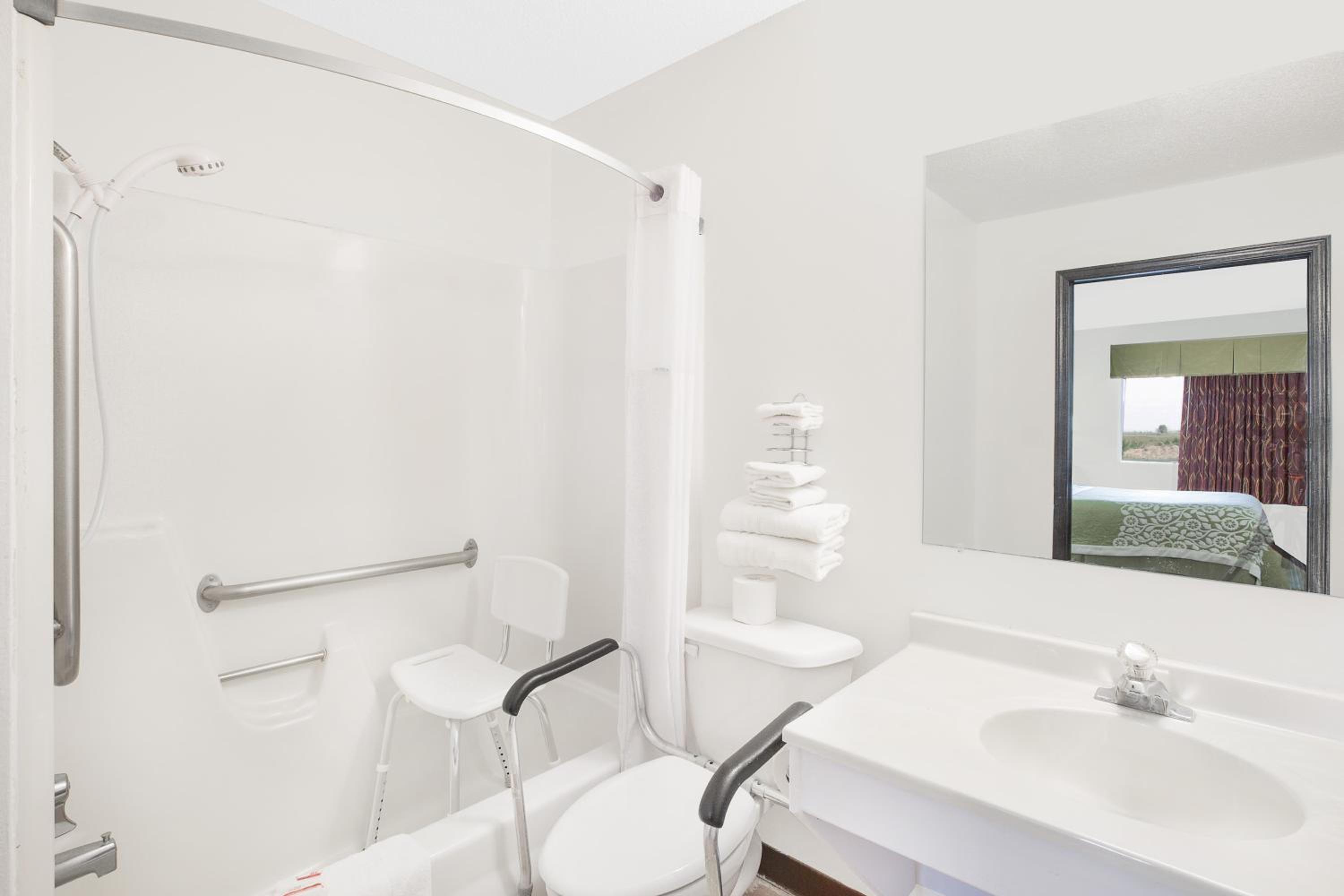Queen Room - Disability Access/Non-Smoking - Photo 3