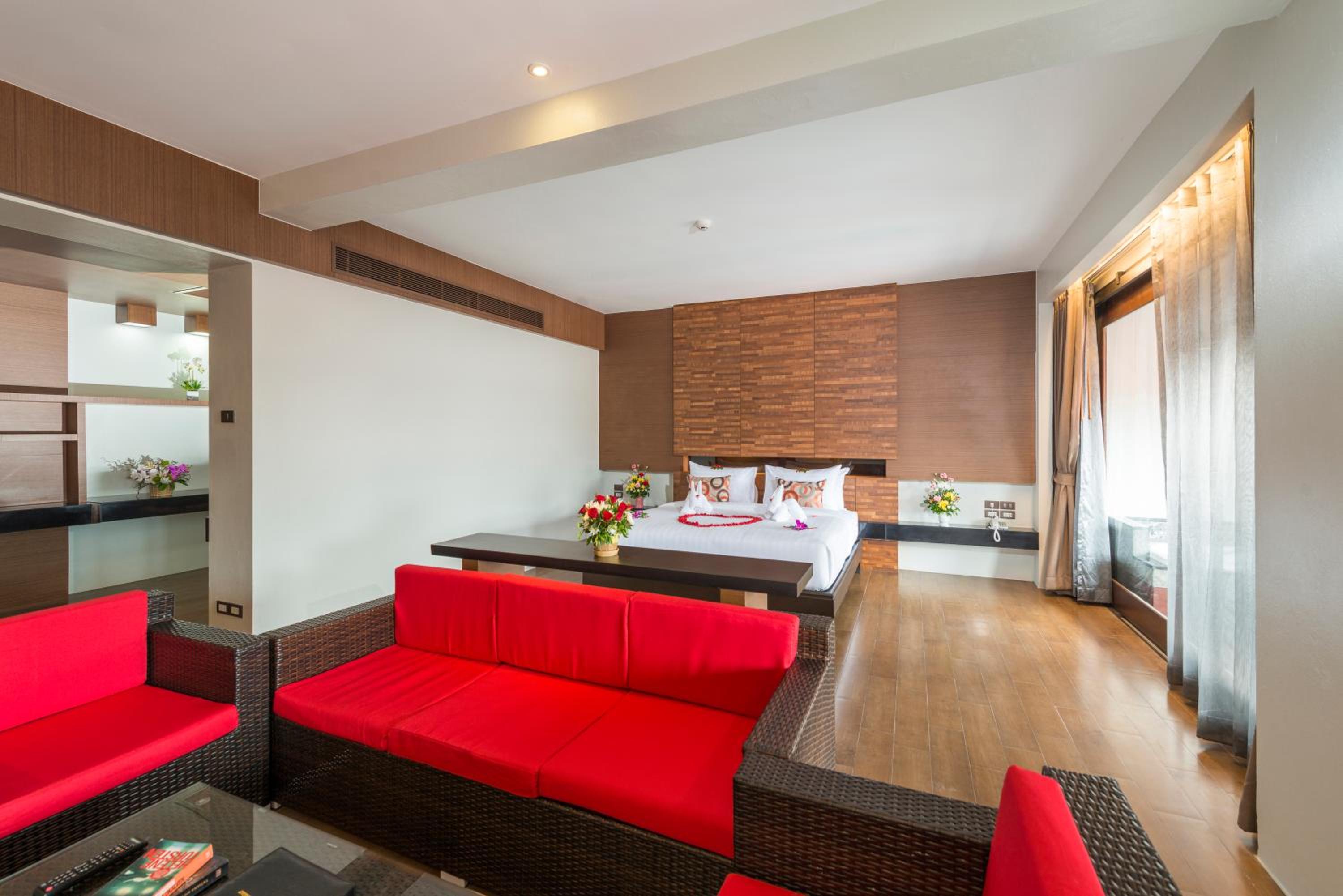 Honeymoon Suite - Photo 4