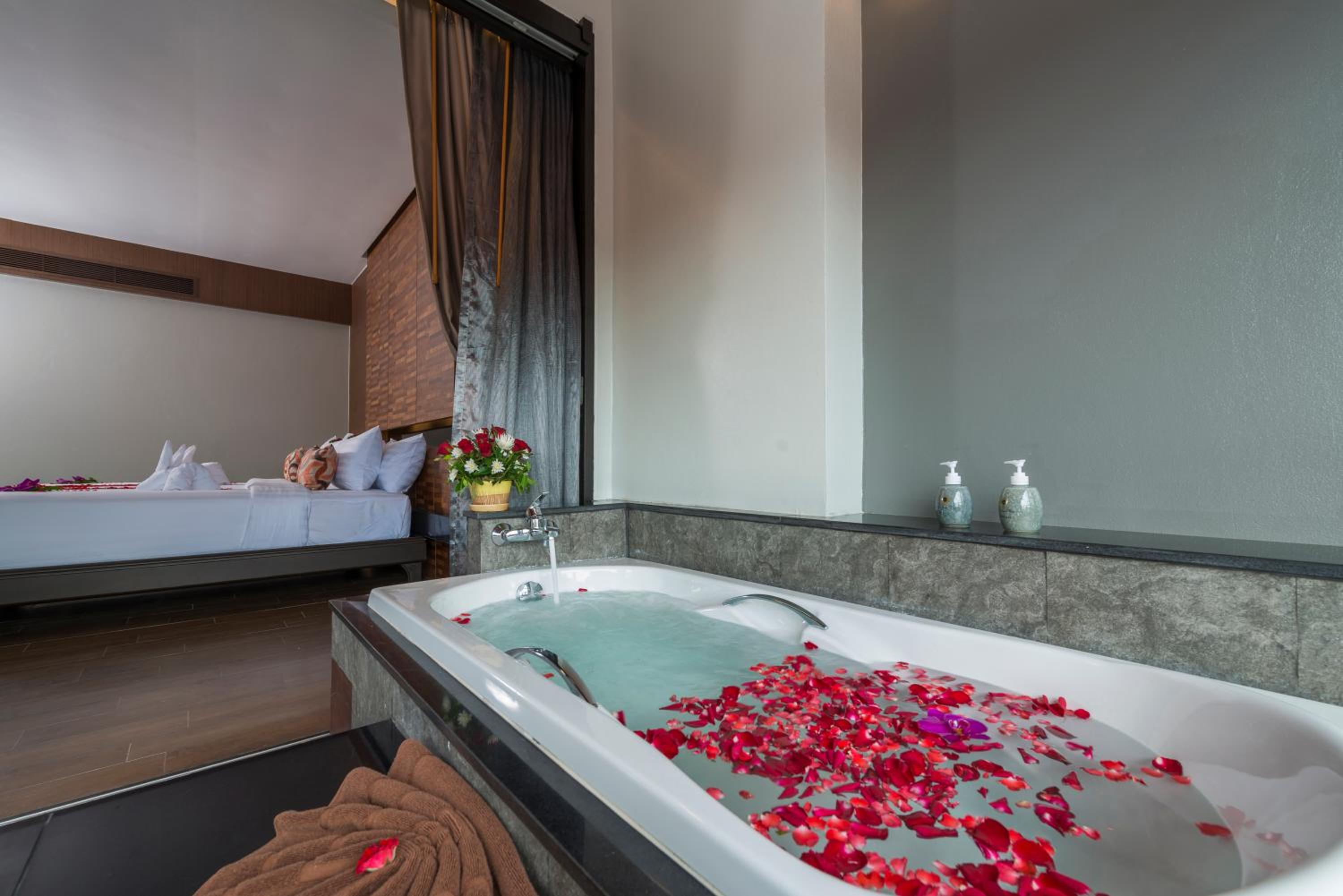 Honeymoon Suite - Photo 3