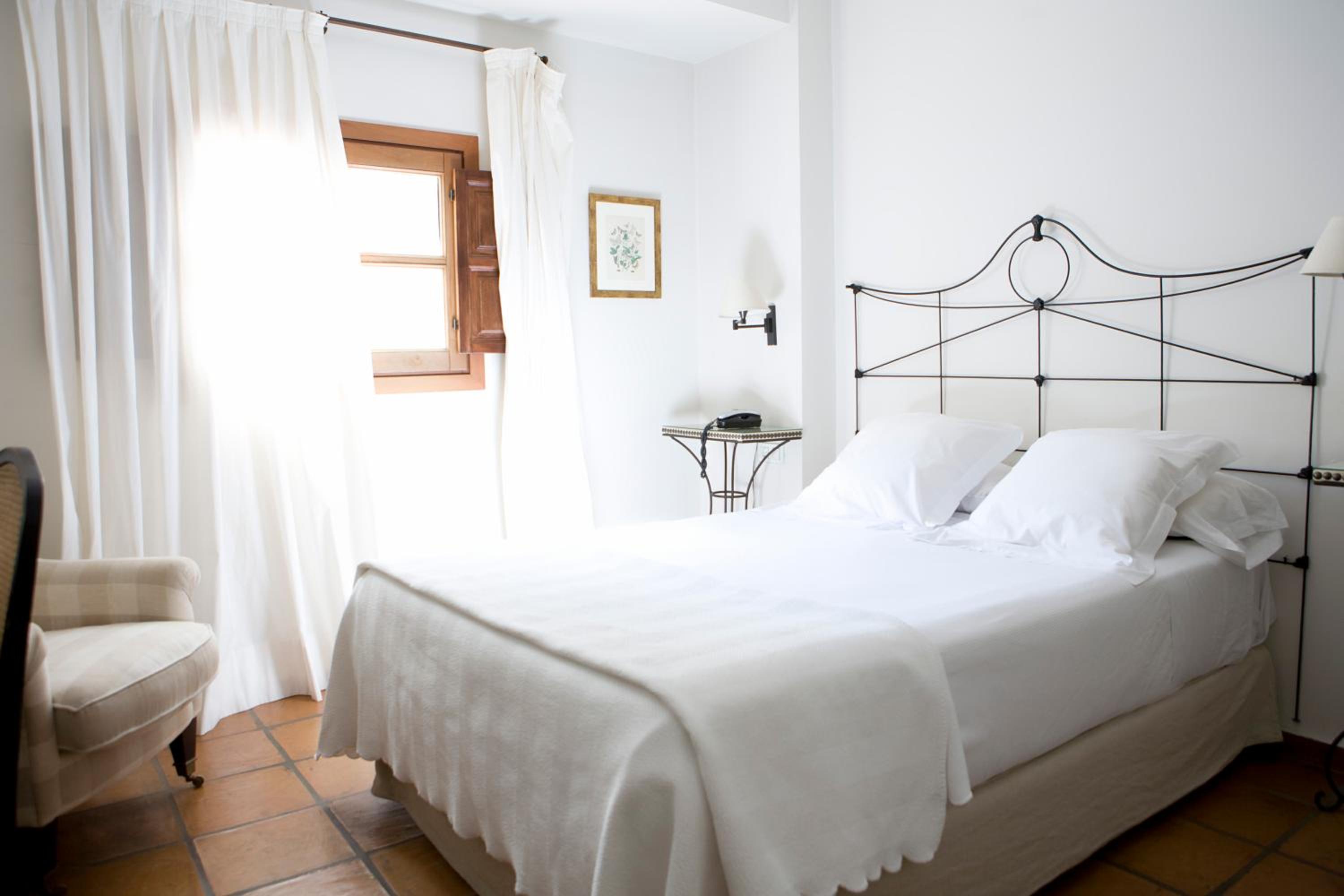 Standard Double or Twin Room - Photo 17