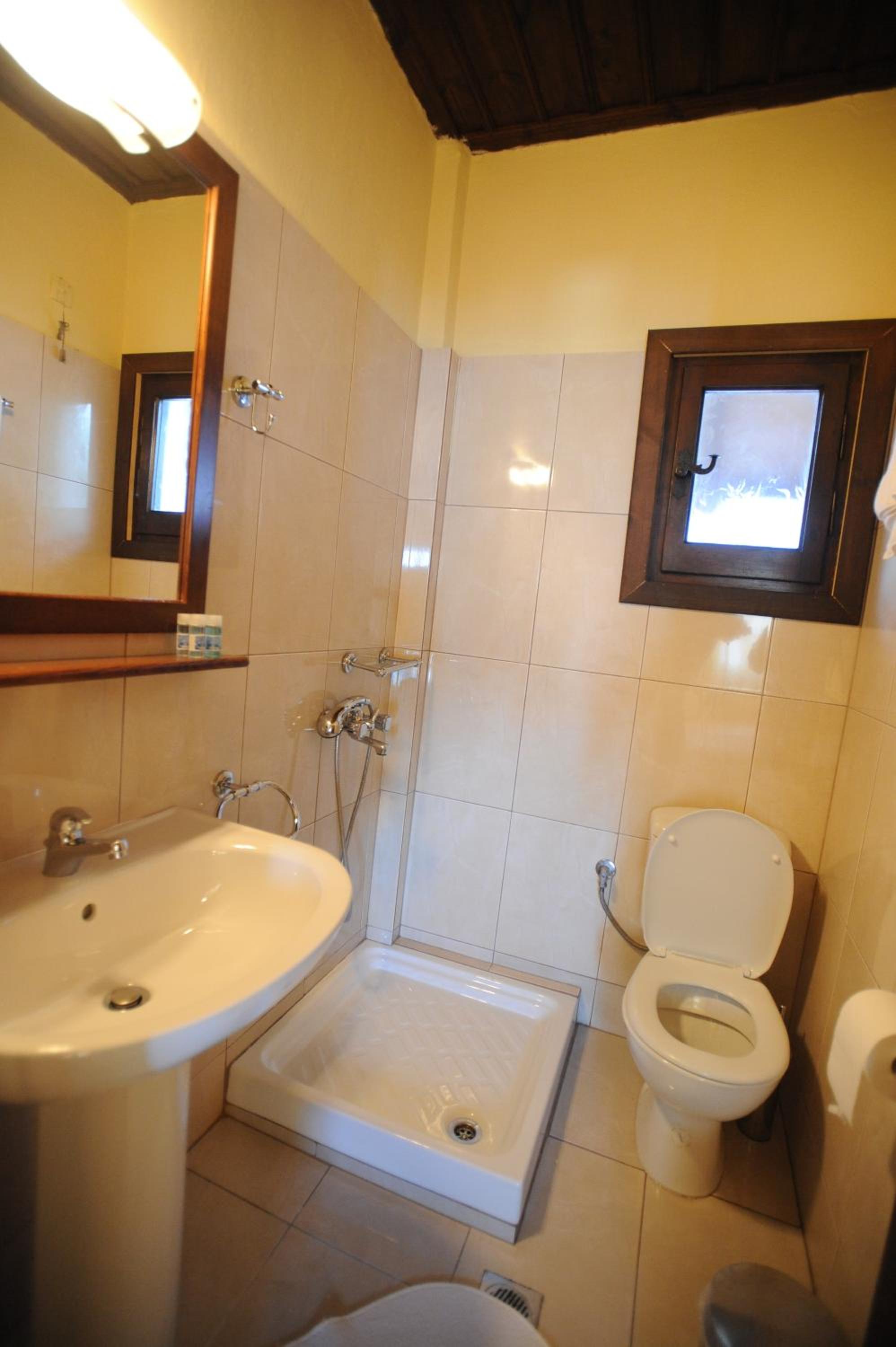 Standard Twin Room - Photo 8