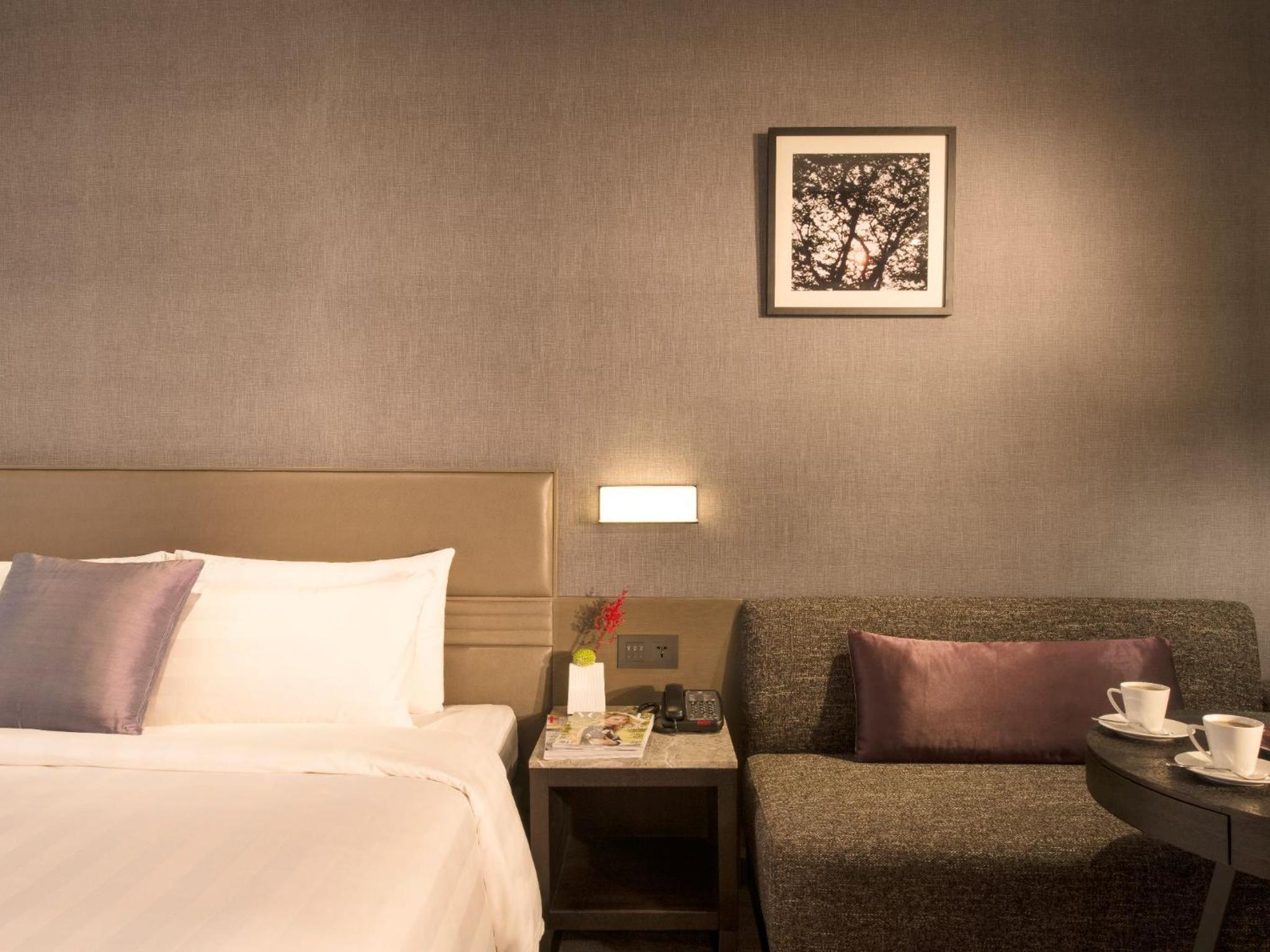 Elegant Double Room - No Window photo 2