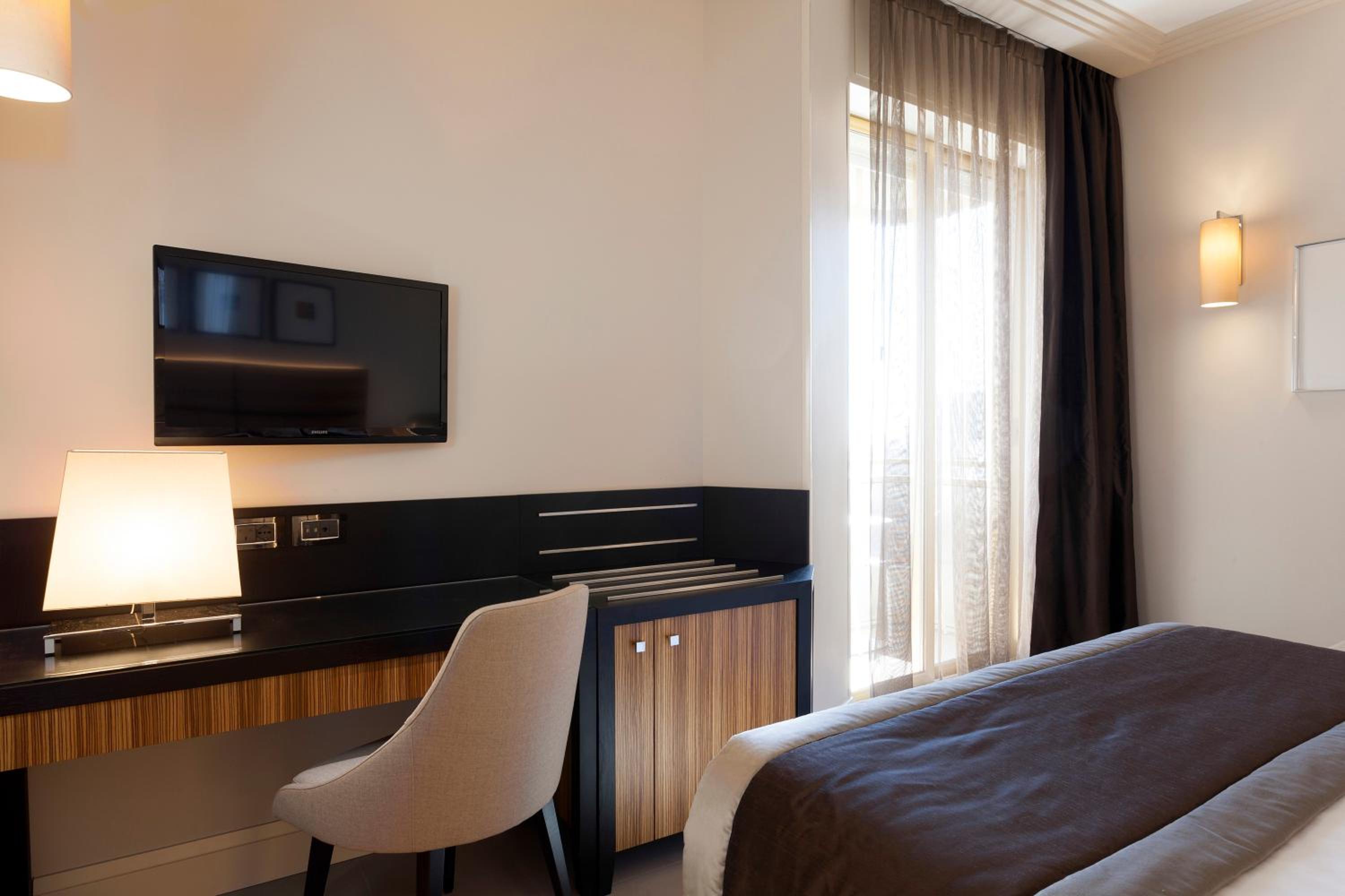 Deluxe Double or Twin Room - Photo 8