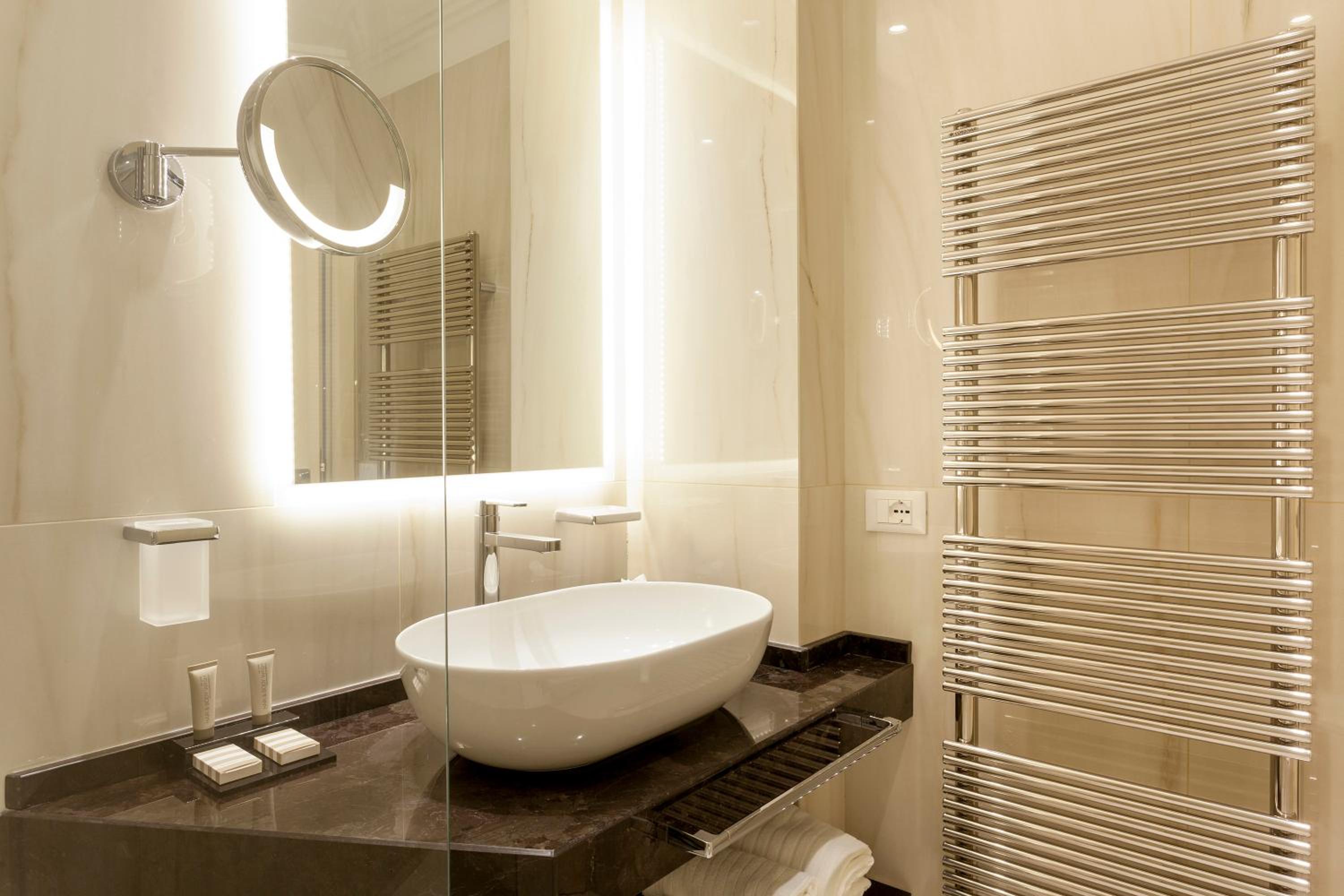 Deluxe Double or Twin Room - Photo 14