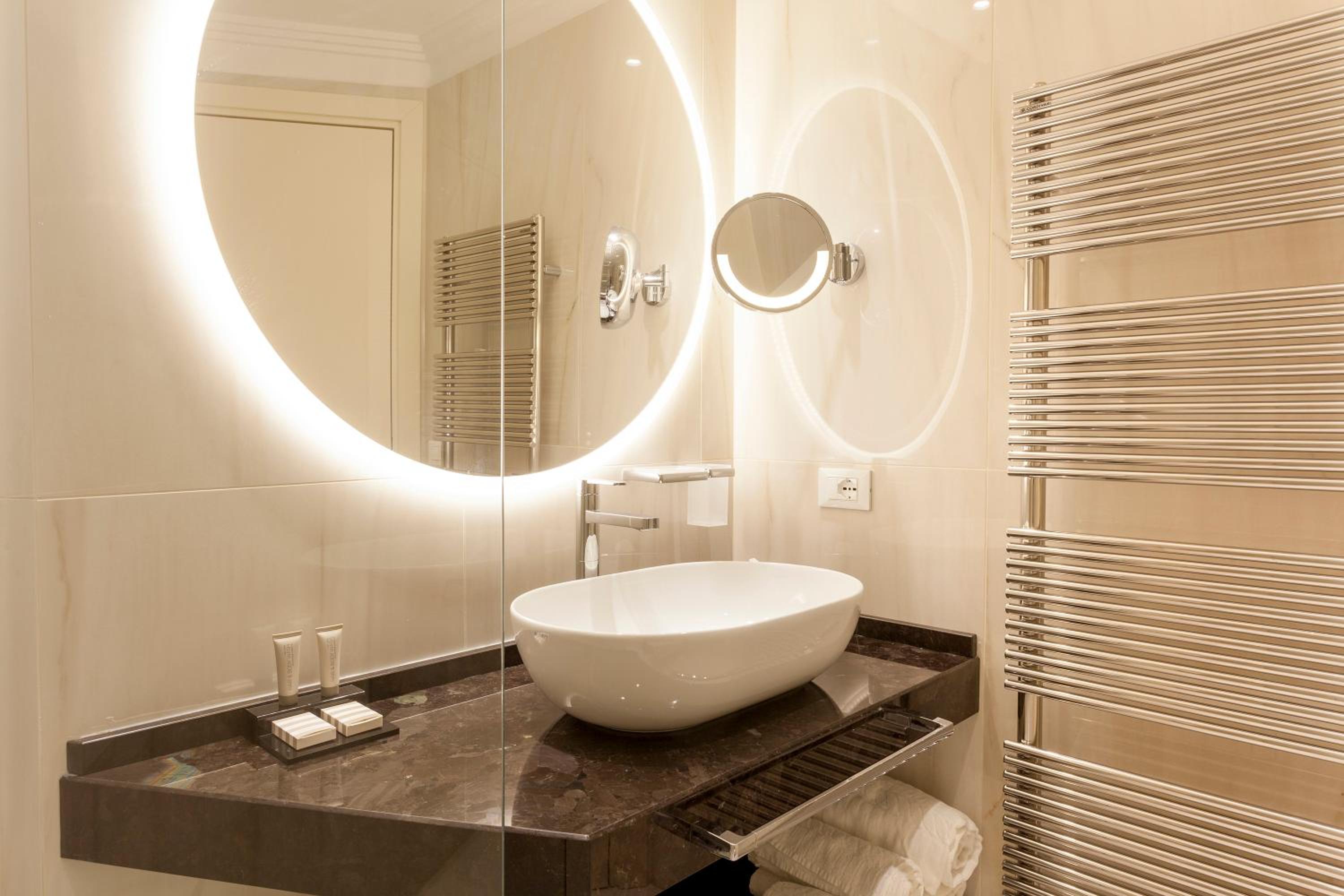 Deluxe Double or Twin Room - Photo 12