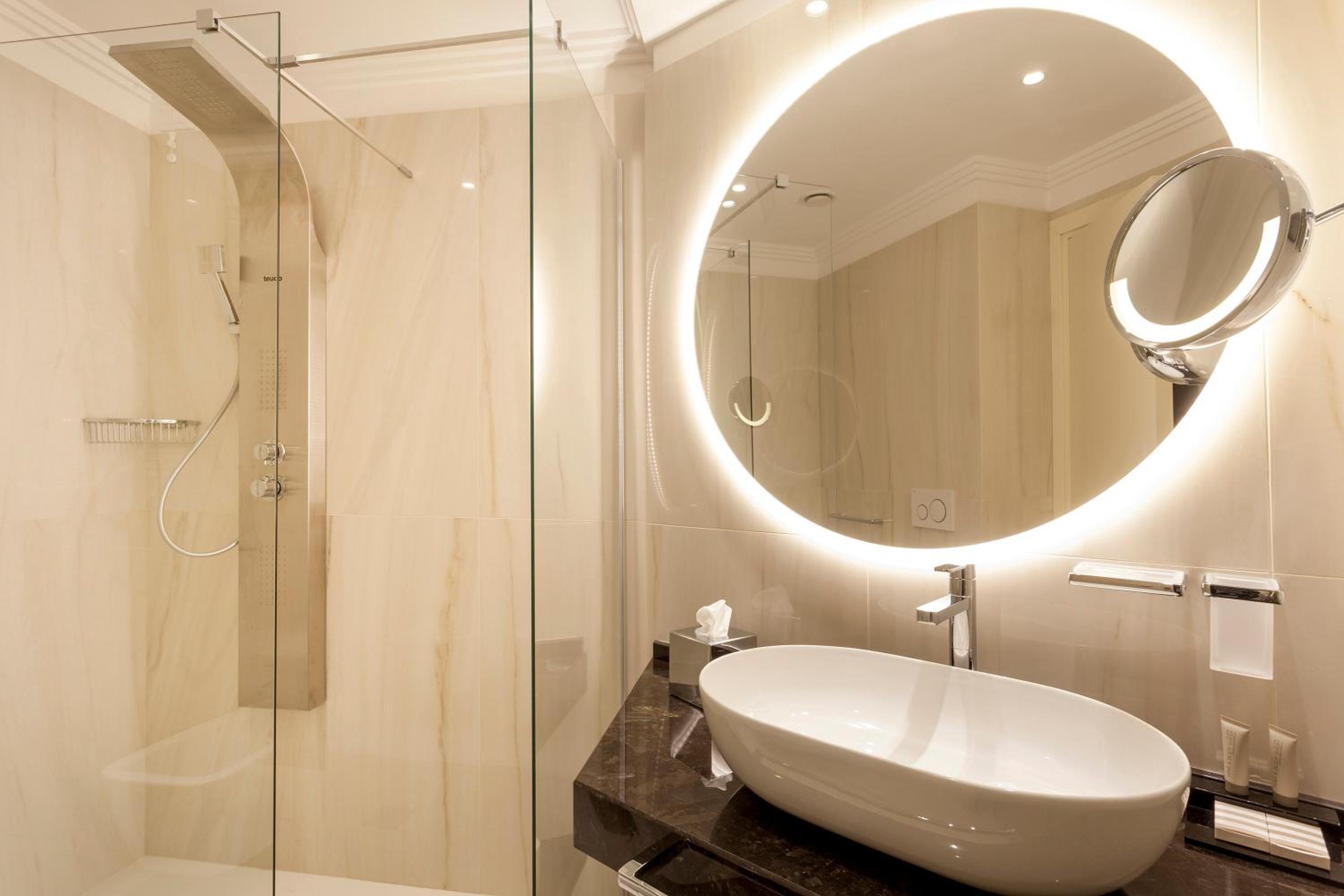 Deluxe Double or Twin Room - Photo 11