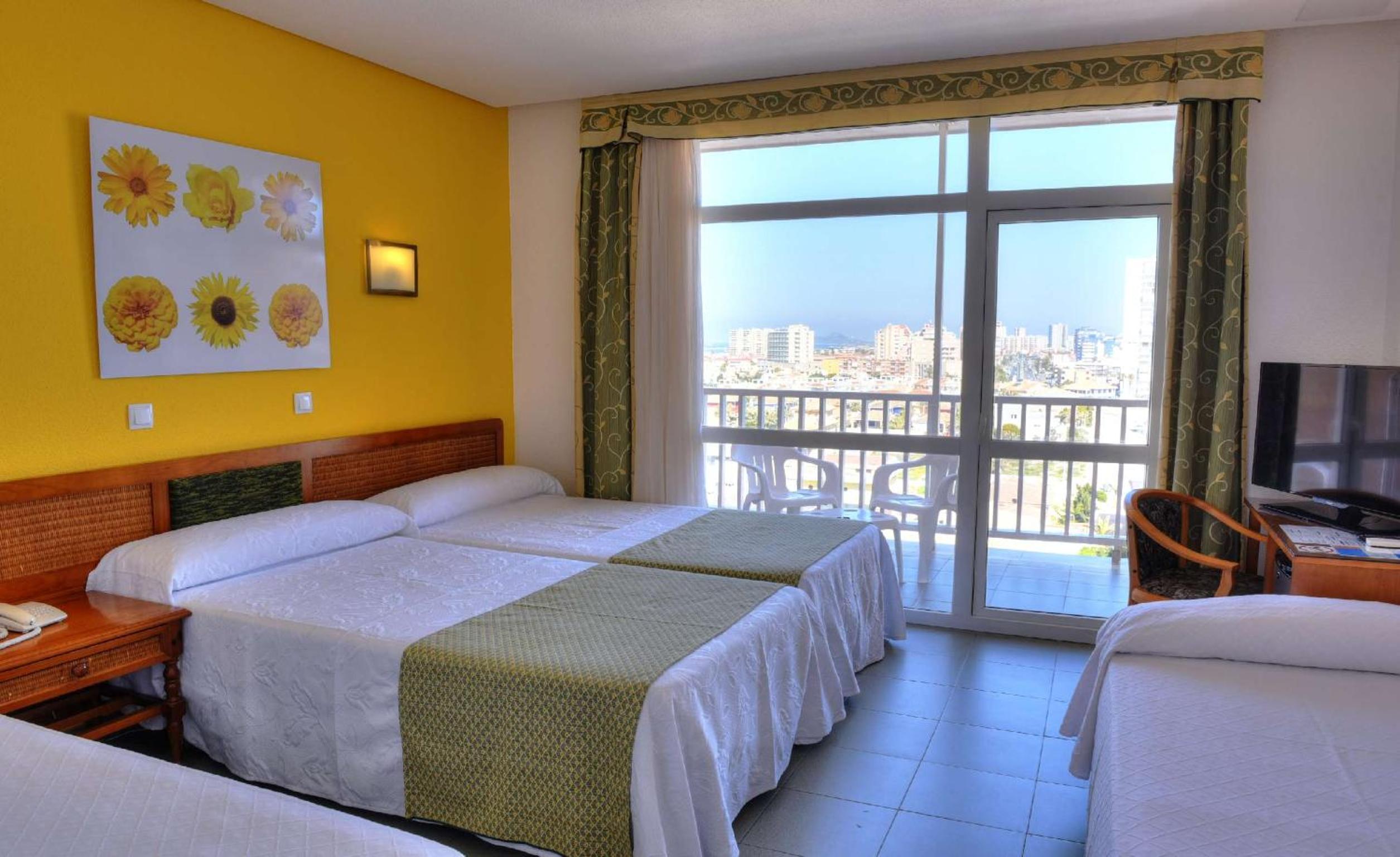 Habitación Doble con Dos Camas Extras (2 Adultos + 2 Niños)