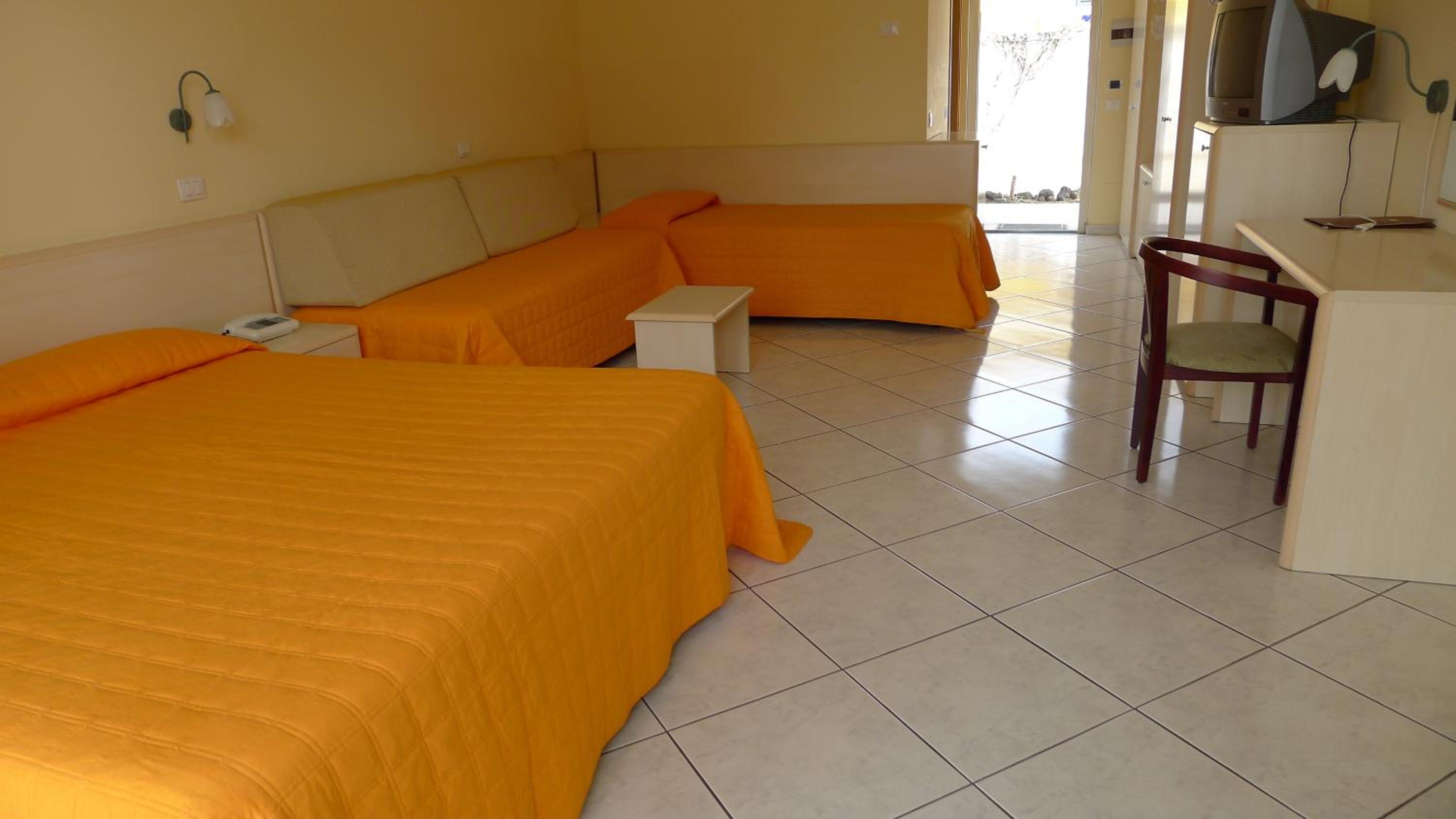 Family Room (2 Adults + 2 Children) - Photo 4