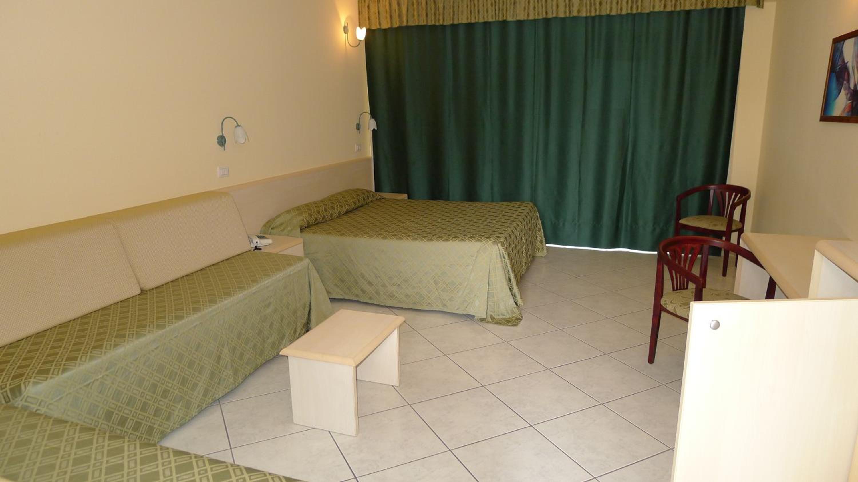 Family Room (2 Adults + 2 Children) - Photo 1