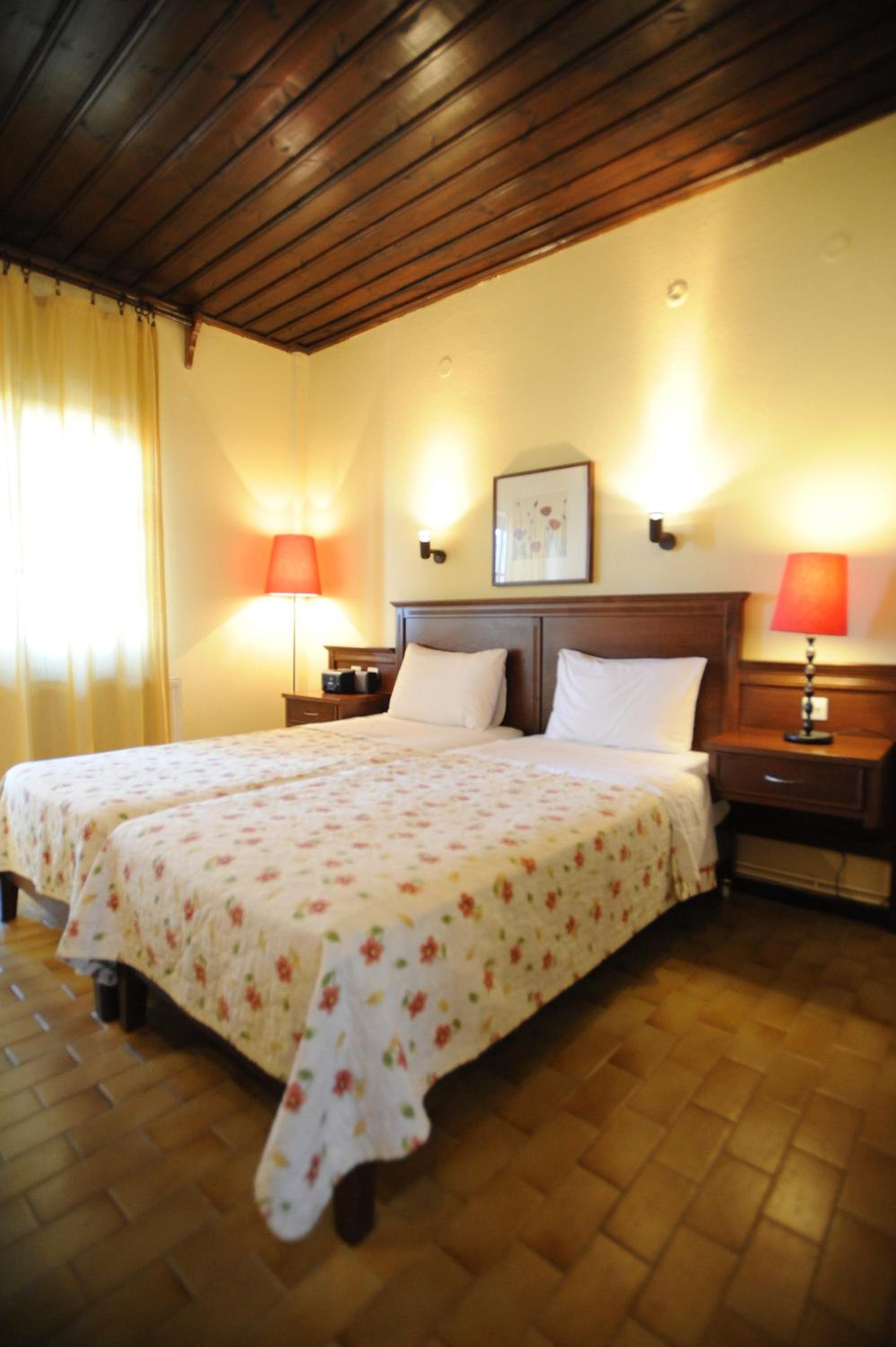 Standard Twin Room - Photo 9