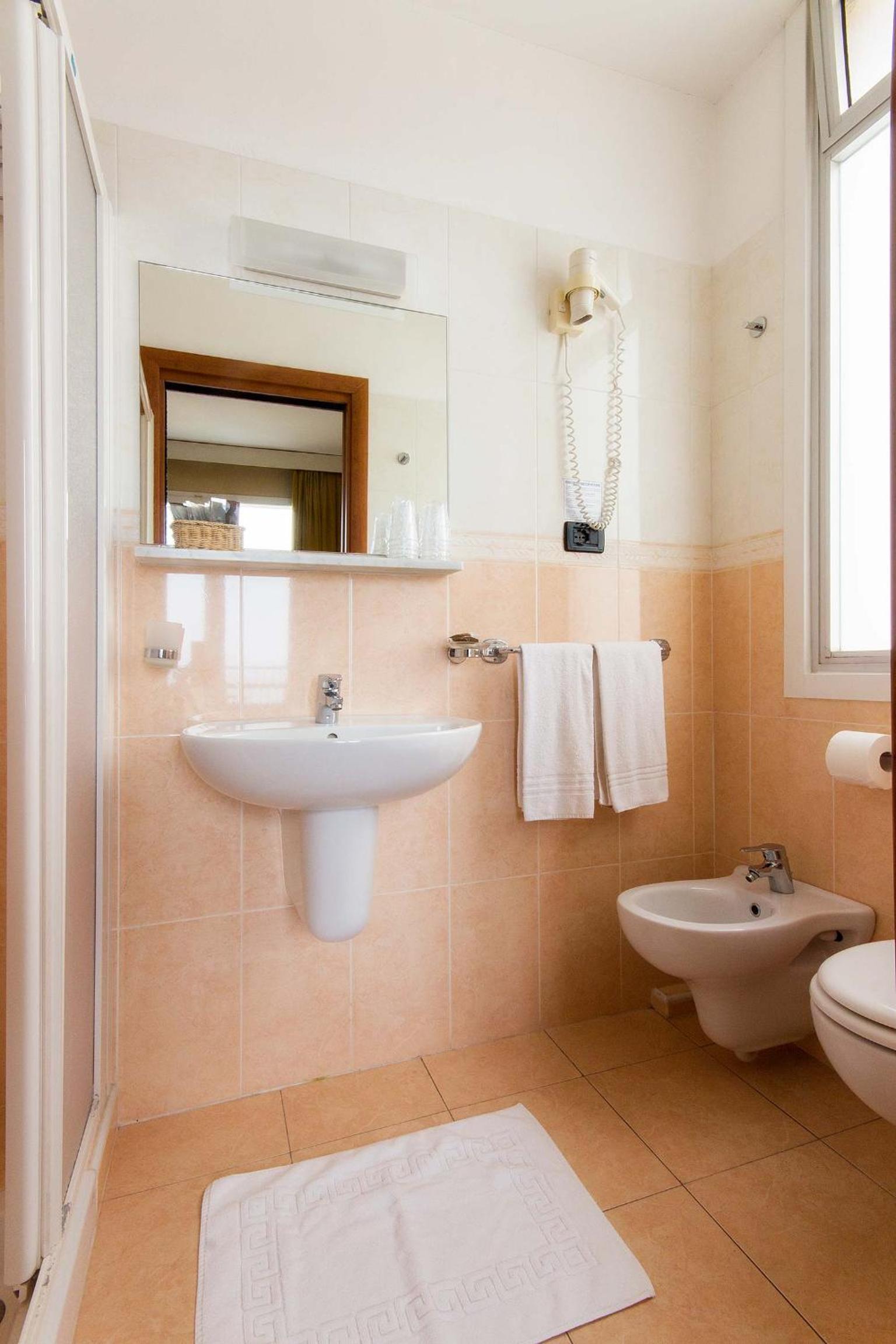 Double or Twin Room with Balcony and Air Conditioning photo 3