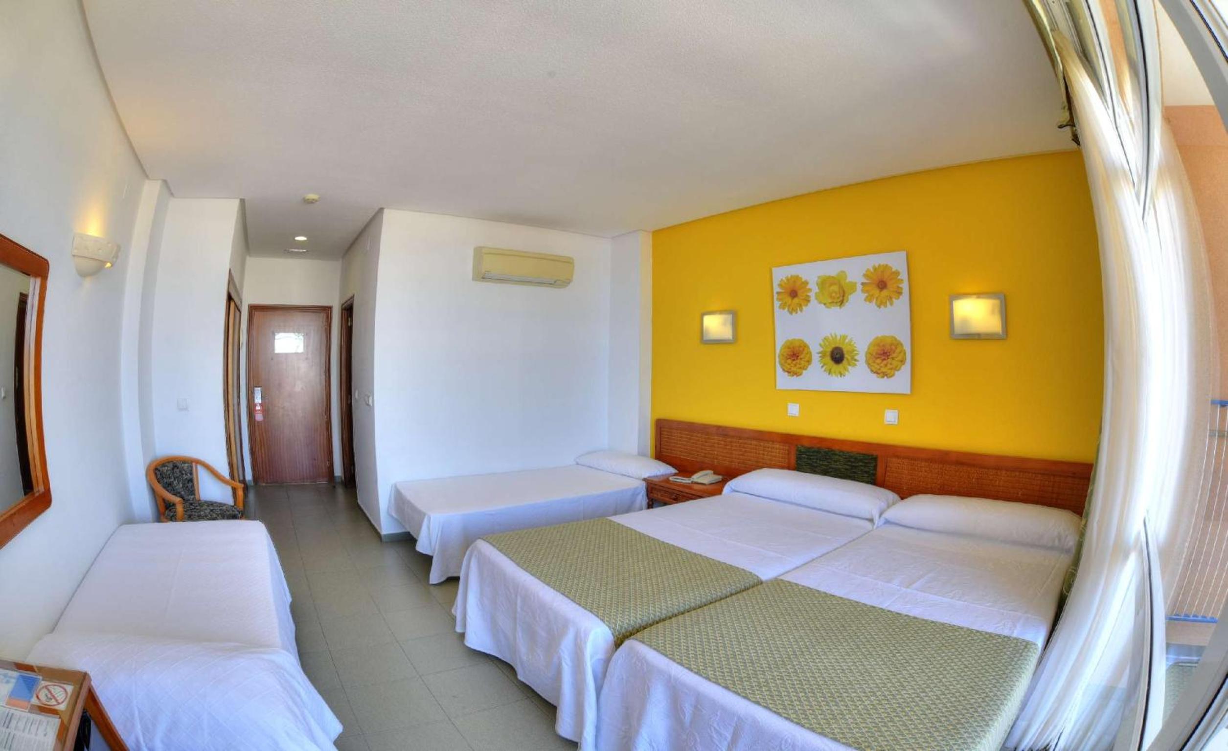 Habitación Doble con Dos Camas Extras (2 Adultos + 2 Niños)