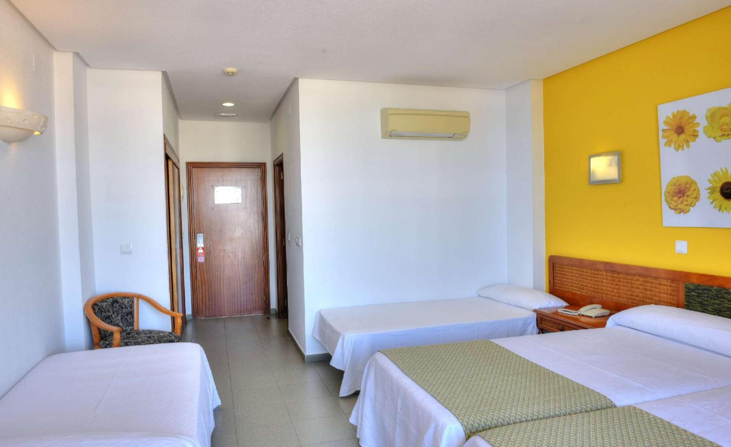 Habitación Doble Deluxe con Dos Camas Extras (2 Adultos + 2 Niños).