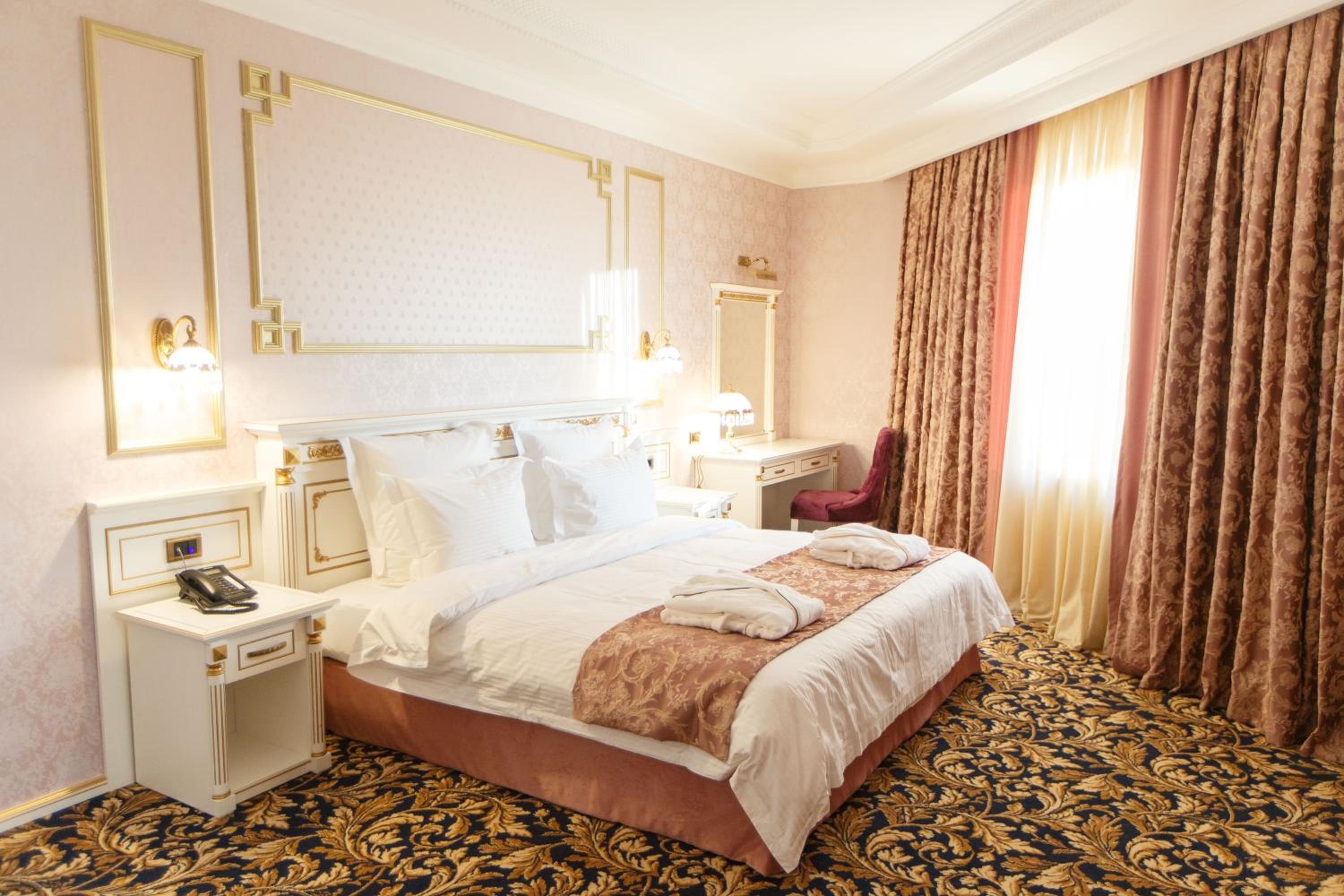 Suite with Spa Bath photo 1