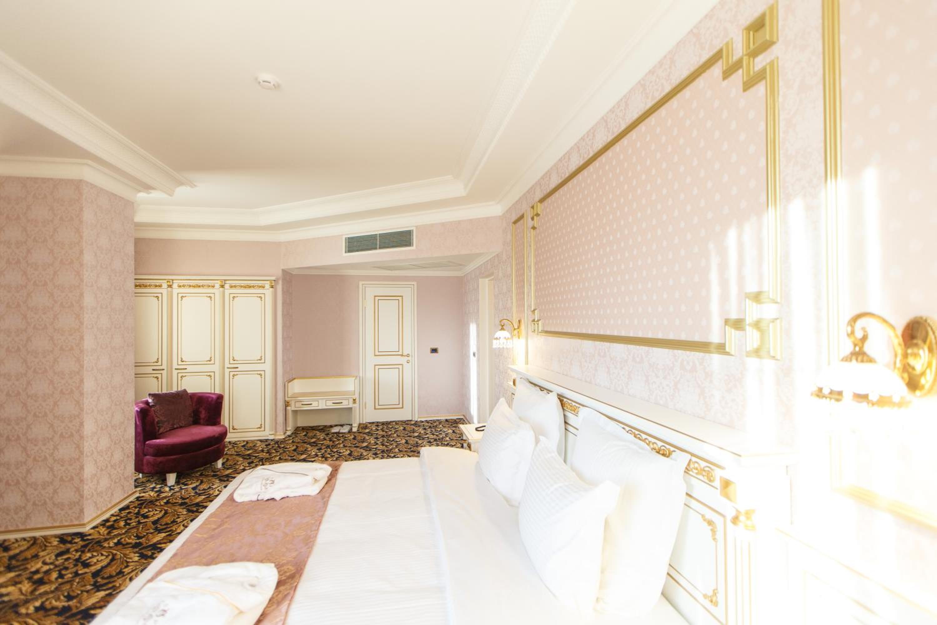 Suite with Spa Bath photo 2