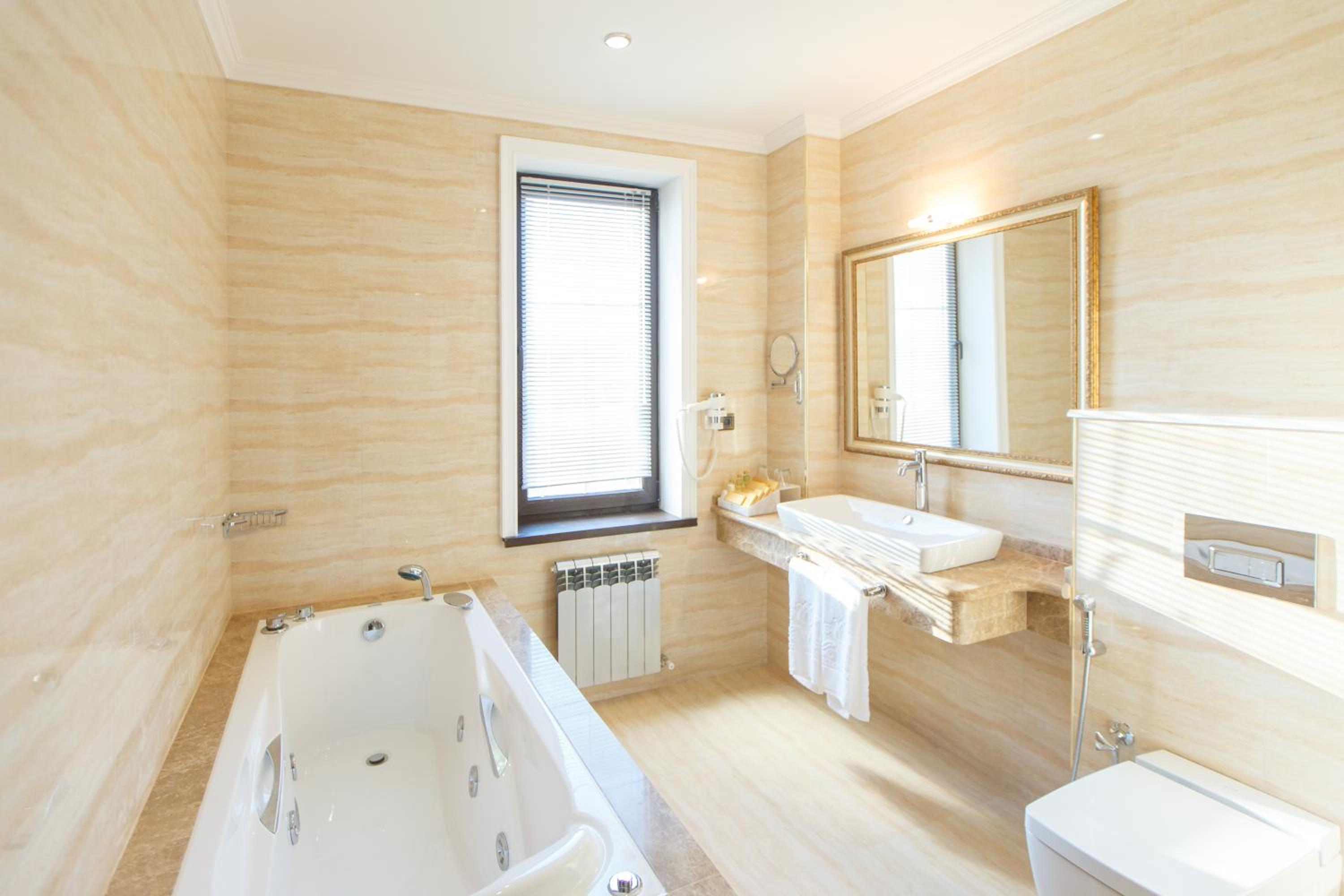 Suite with Spa Bath photo 3
