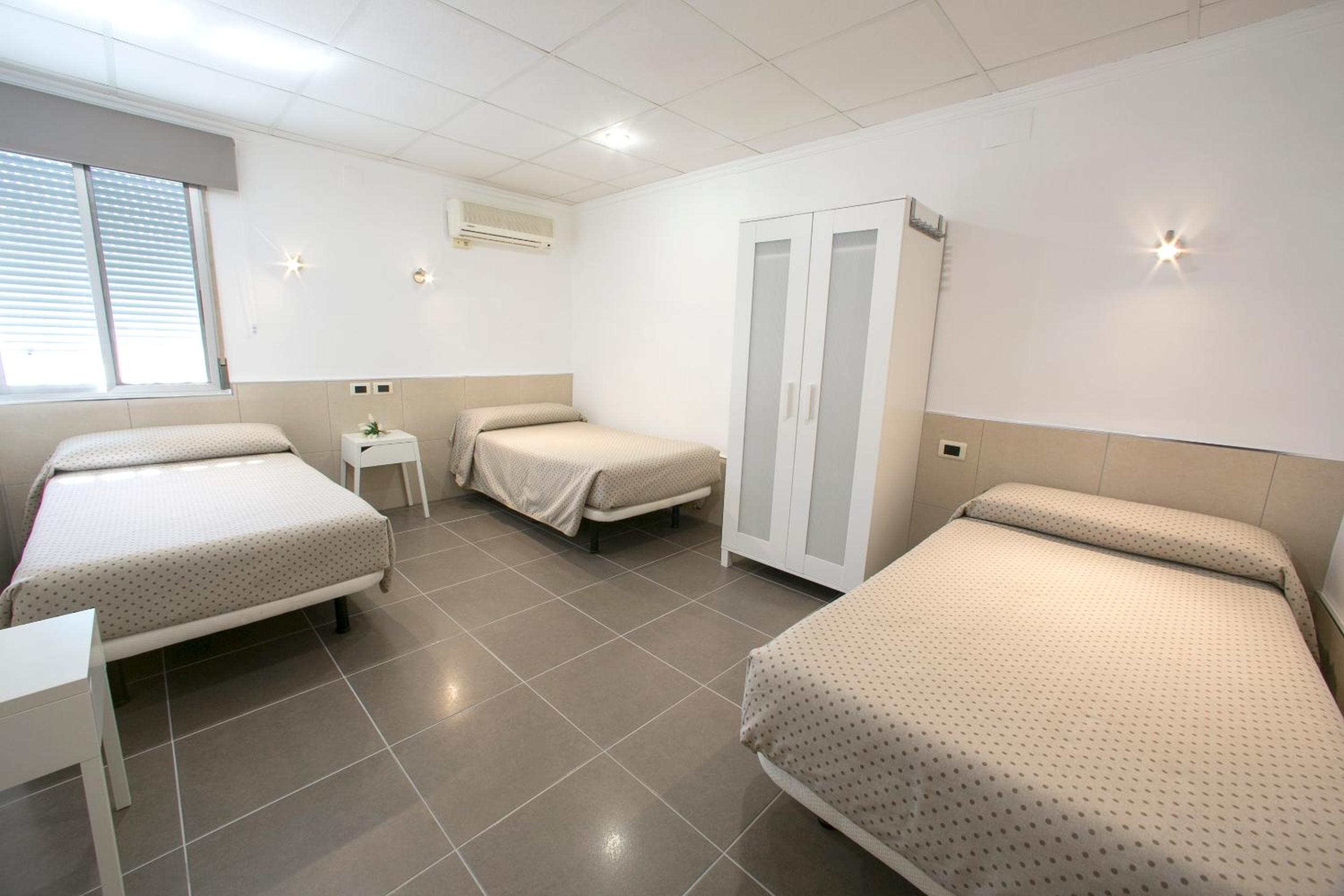 Triple Room With Shared Bathroom photo 2
