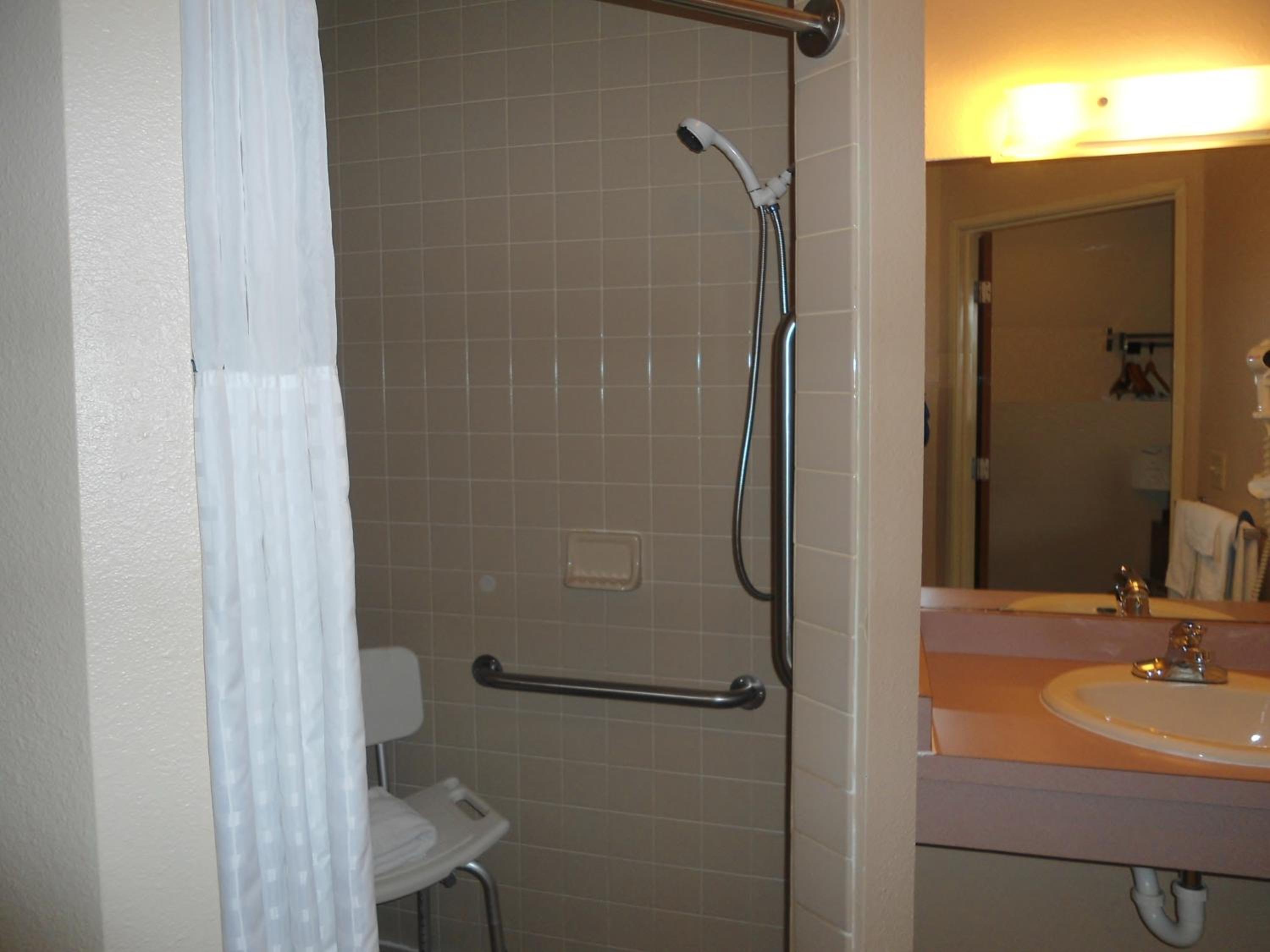 Queen Room with Roll-In Shower - Mobility Accessible/Non-Smoking - Photo 3