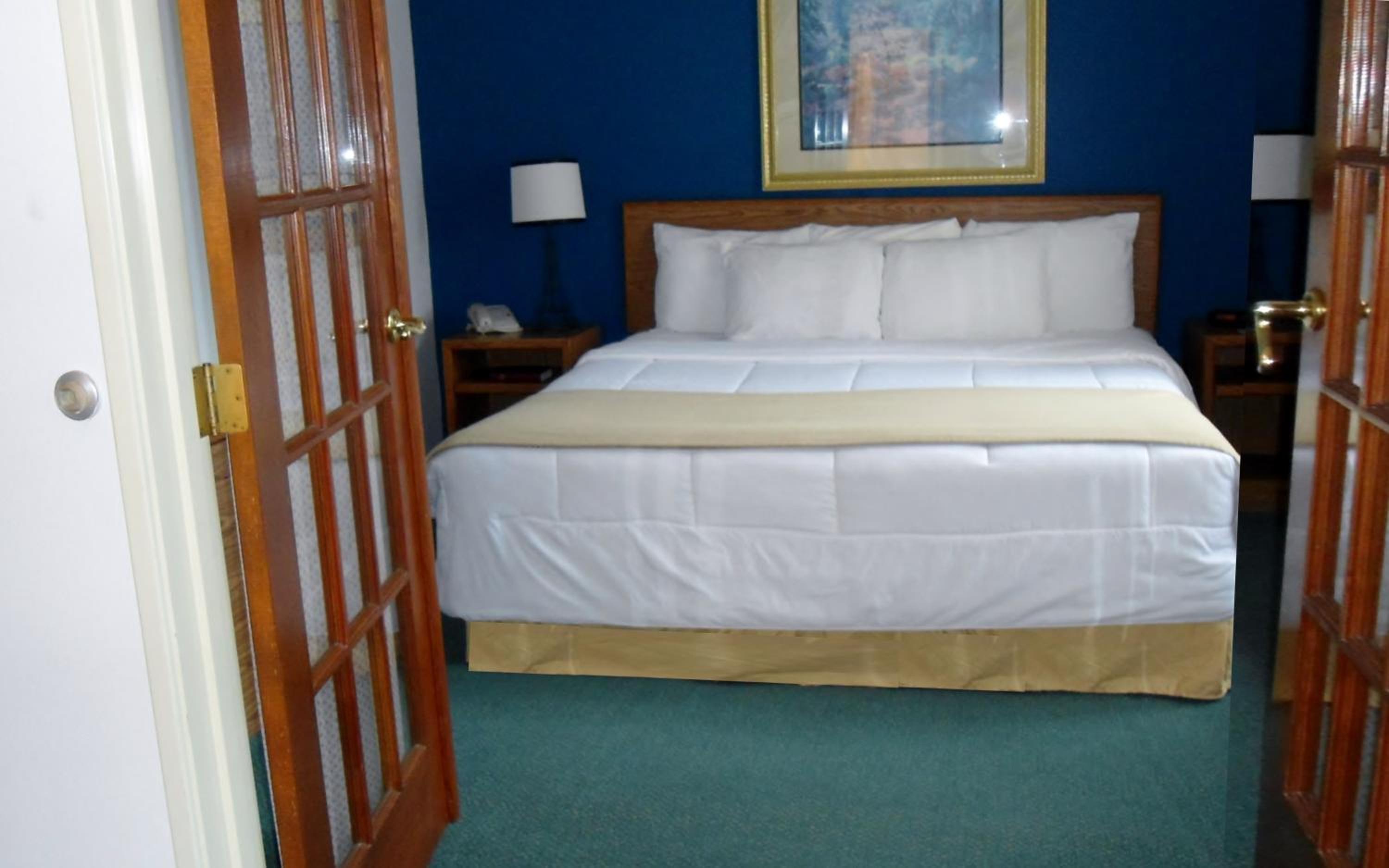 King Suite - Non-Smoking - Photo 4