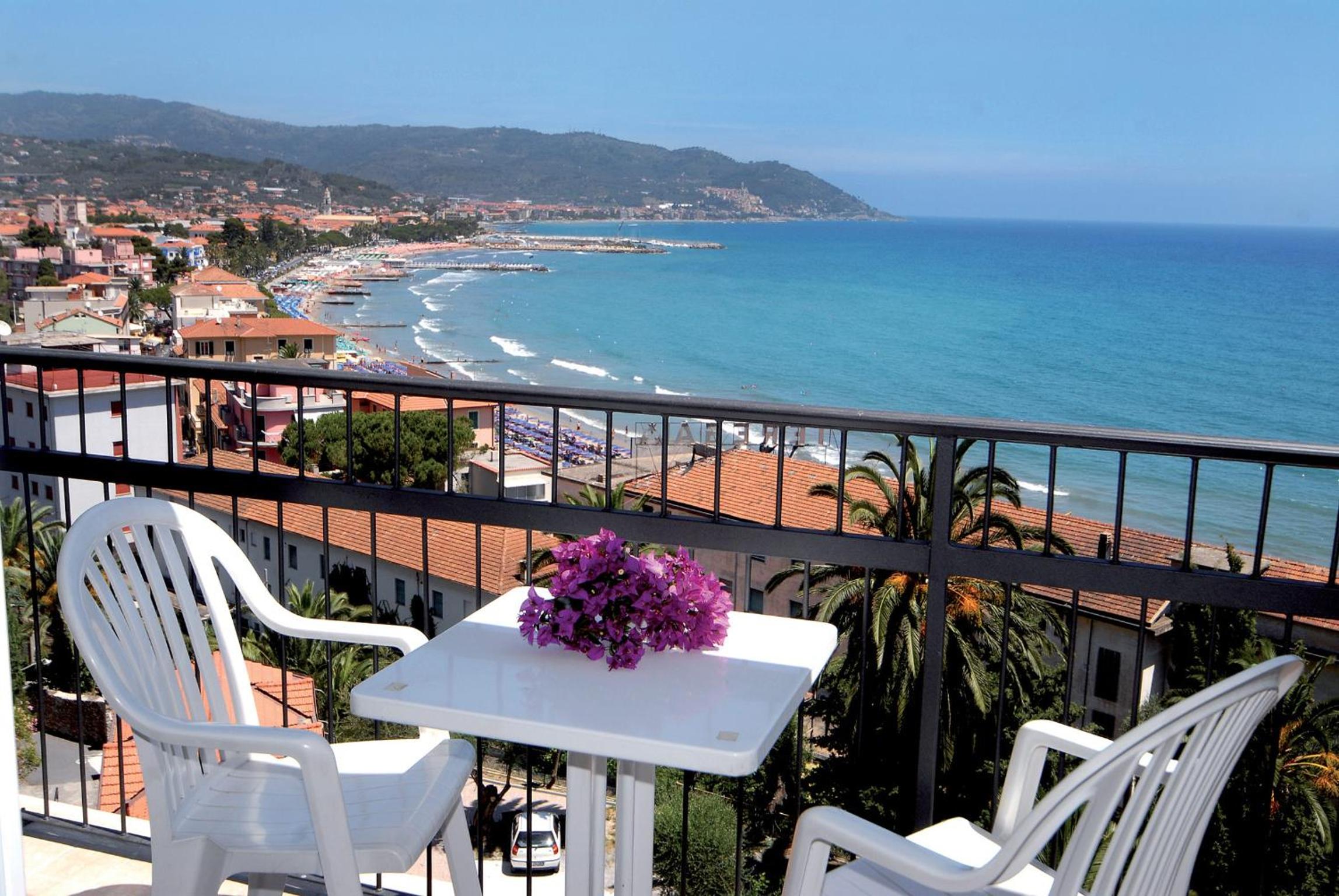 Double or Twin Room with Balcony and Sea View photo 2