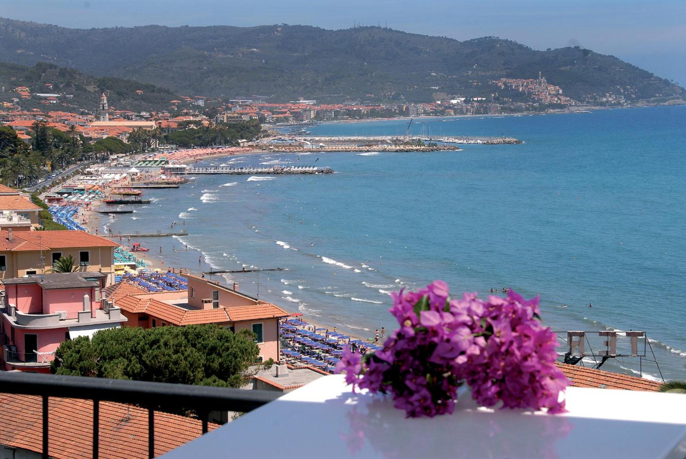 Double or Twin Room with Balcony and Sea View photo 3