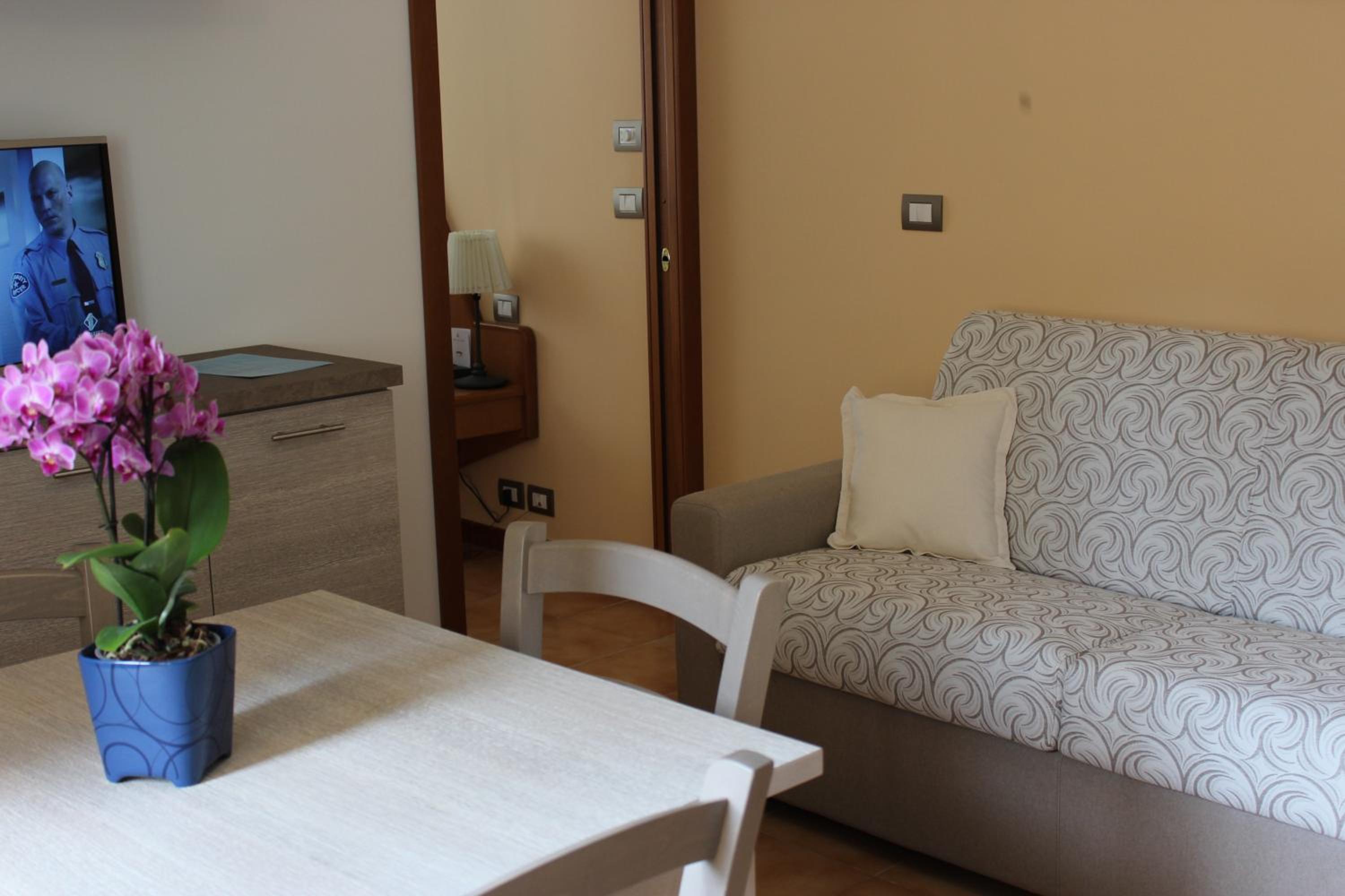 One-Bedroom Apartment - Photo 4