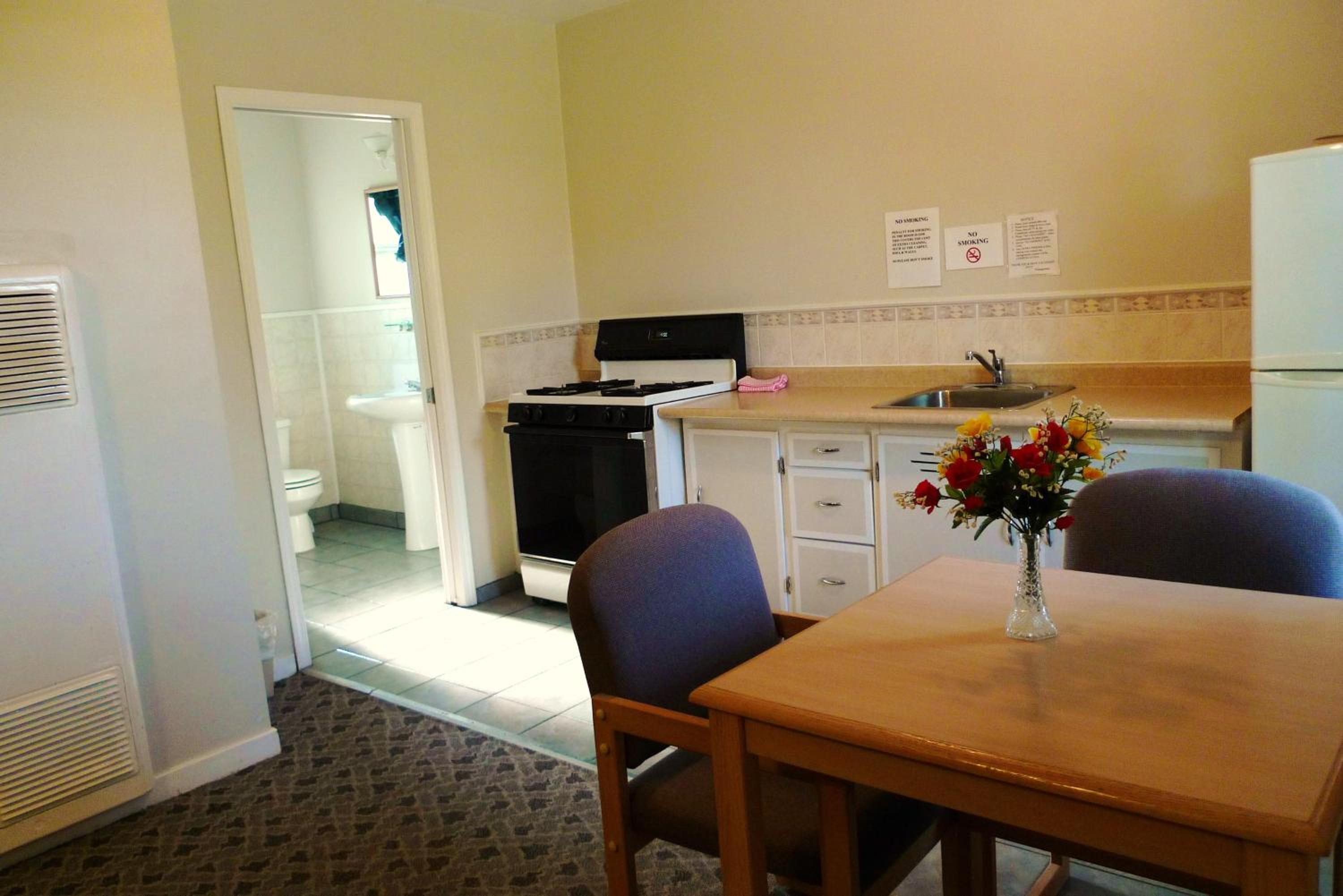 One-Bedroom Queen Suite photo 3
