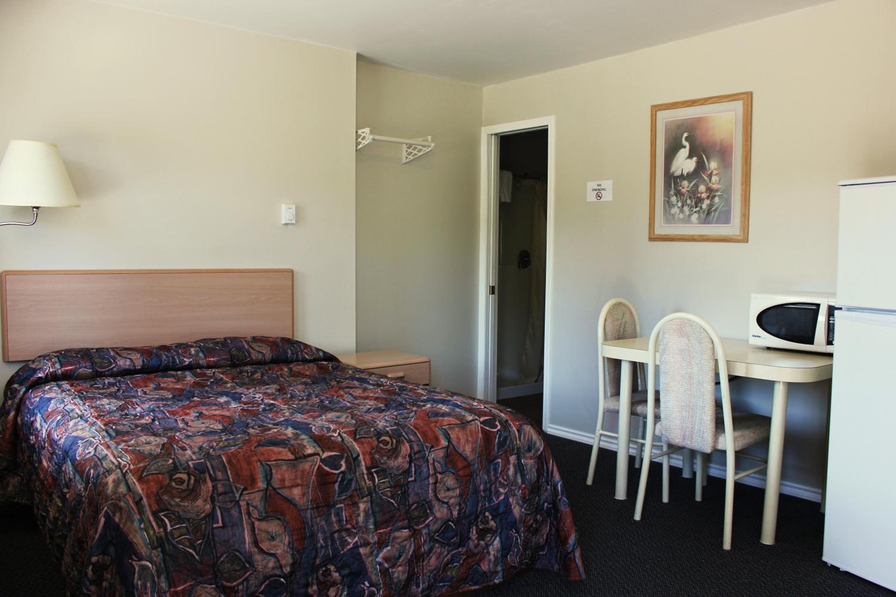 Queen Room photo 2