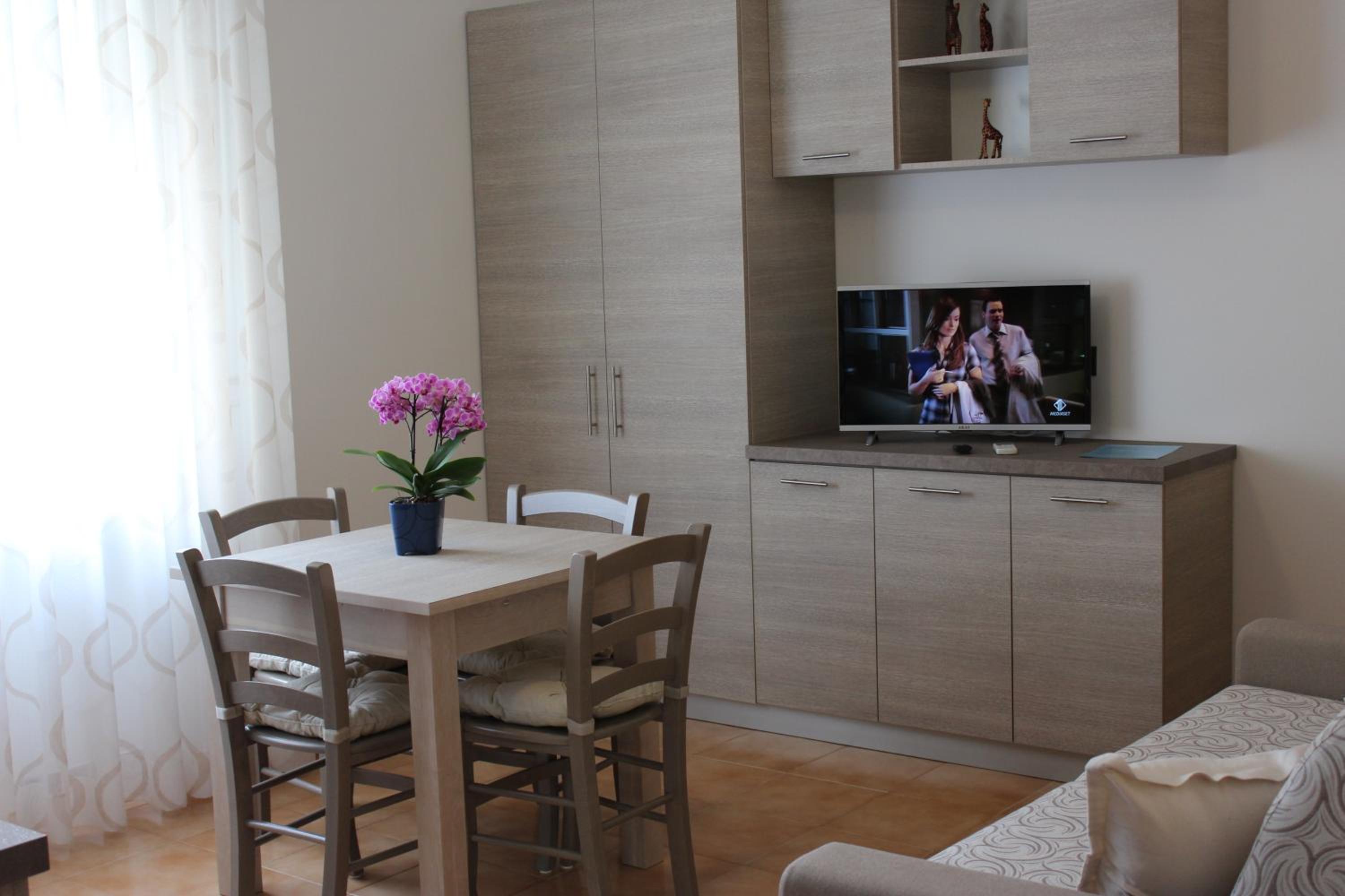 One-Bedroom Apartment - Photo 6