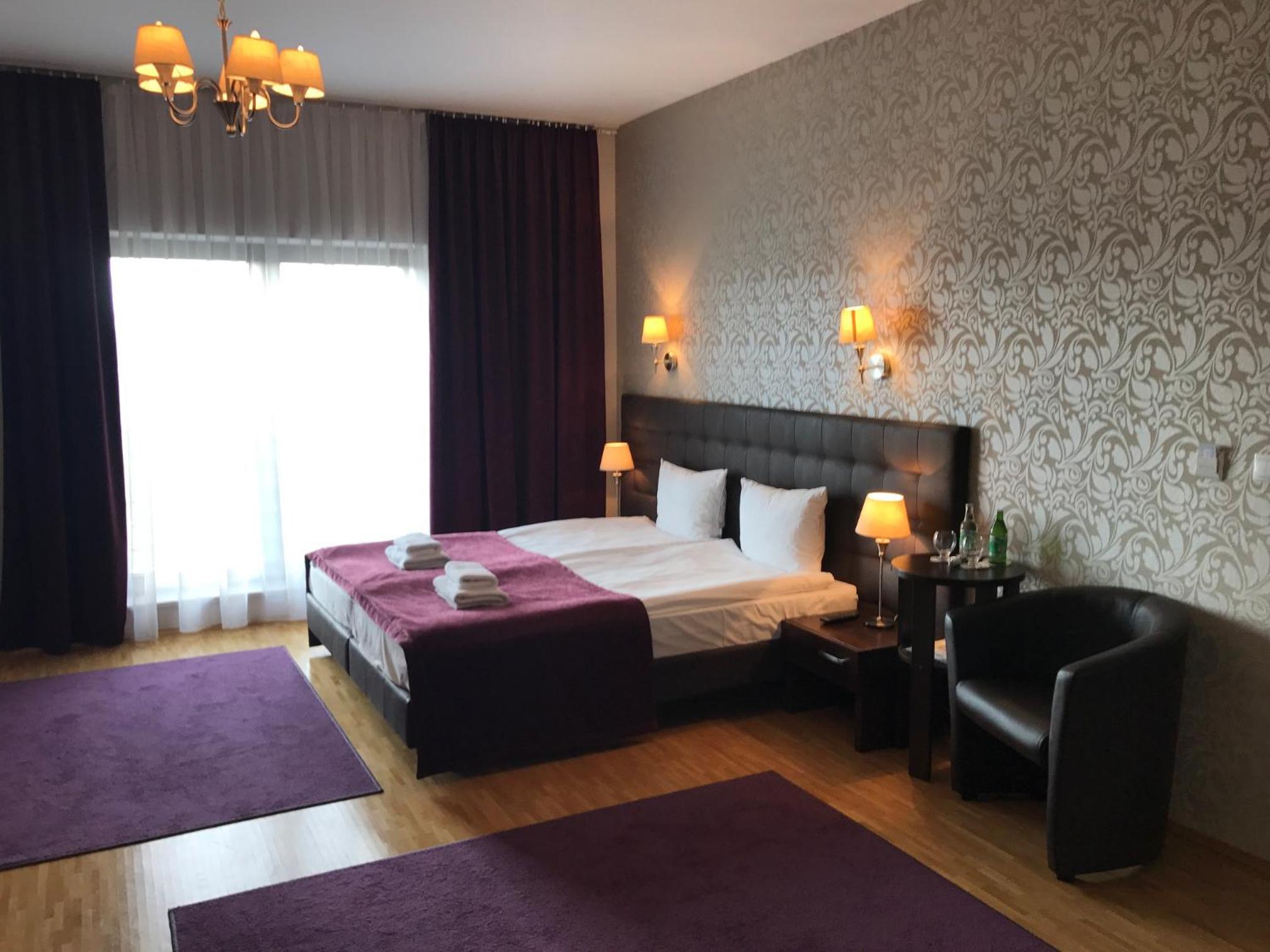 Deluxe Double Room with Bath - Photo 5