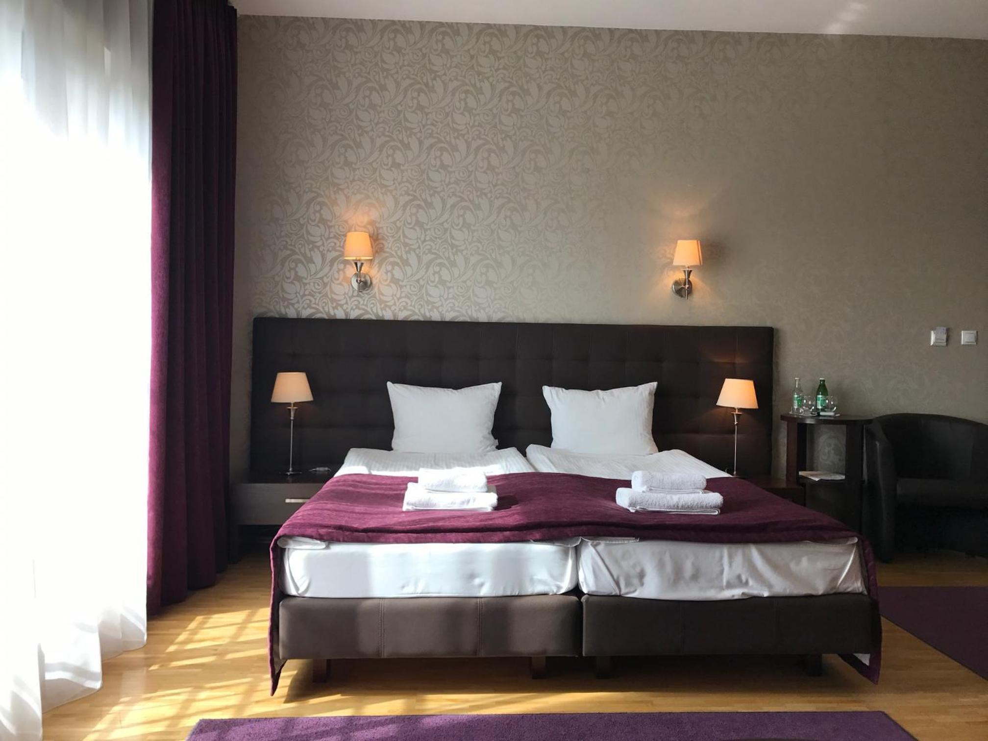 Deluxe Double Room with Bath - Photo 3
