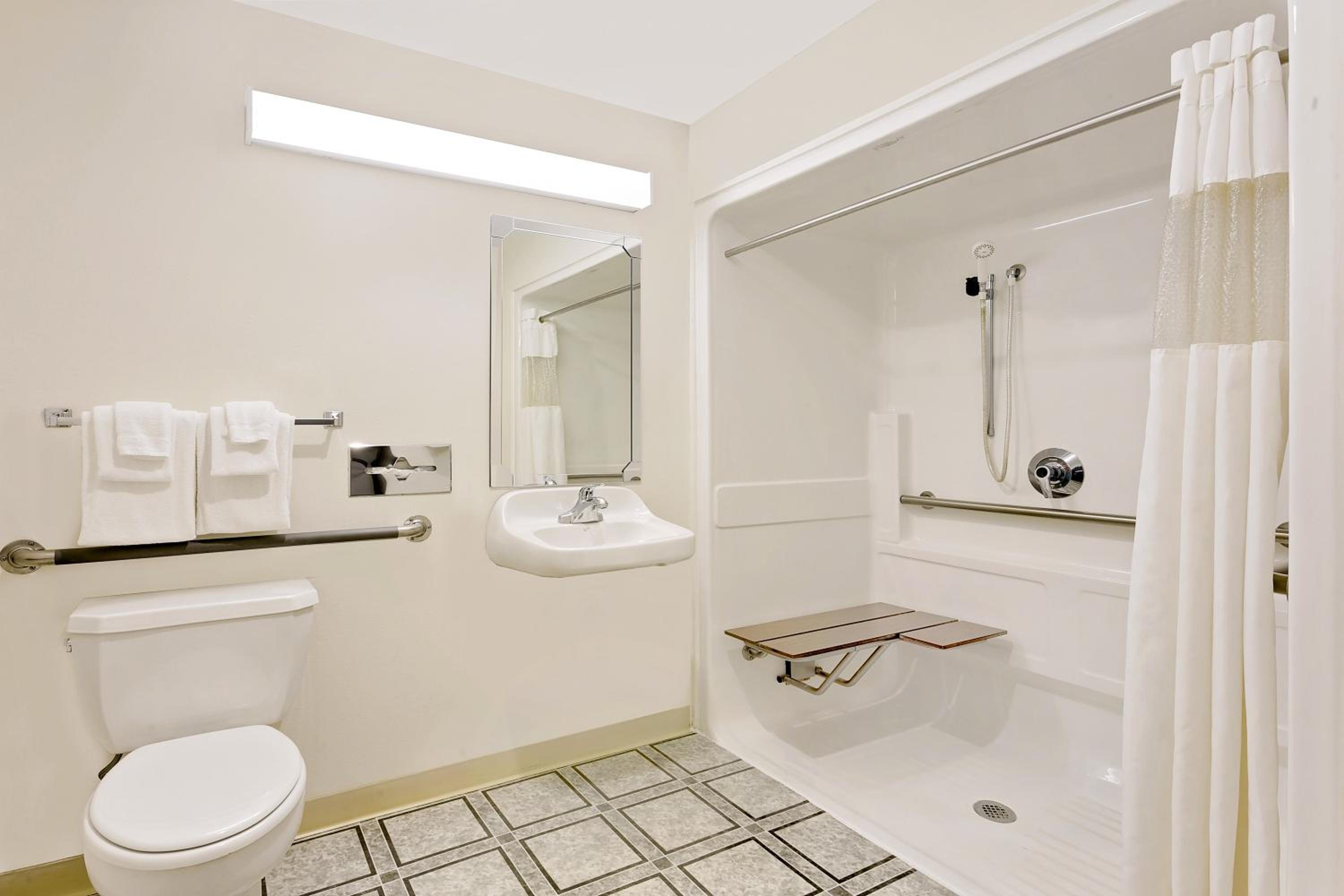 Queen Room with Two Queen Beds - Mobility Access/Non-Smoking photo 3