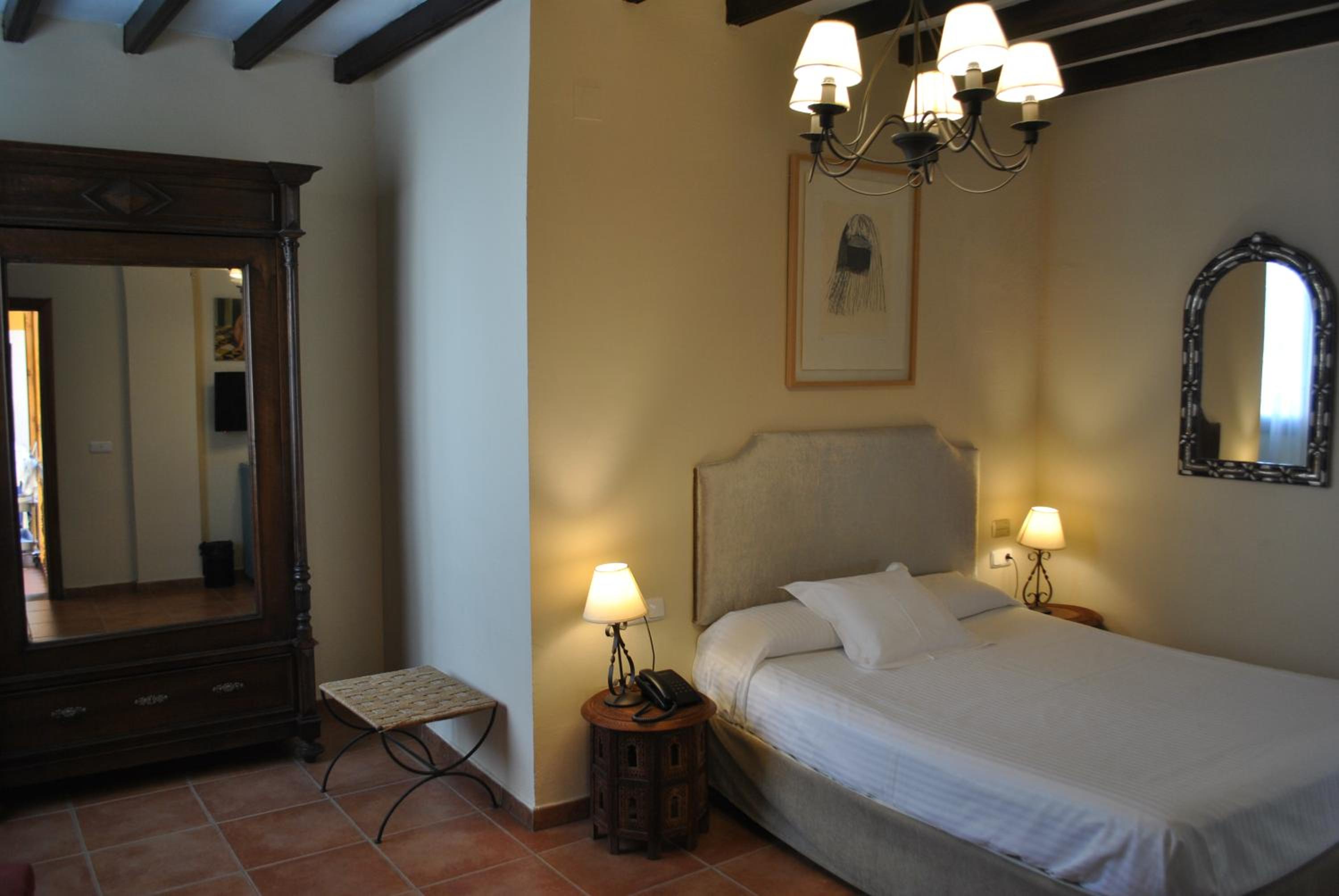 Double or Twin Room - Photo 4