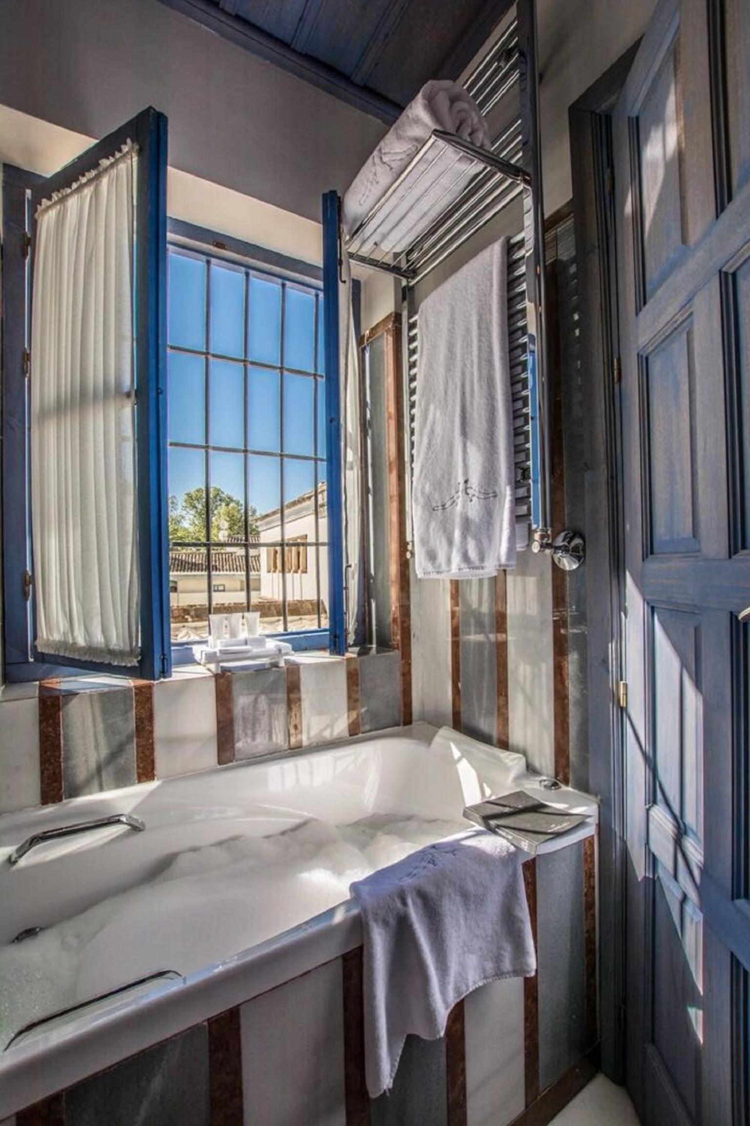 Classic Double or Twin with Spa Bath - Photo 9