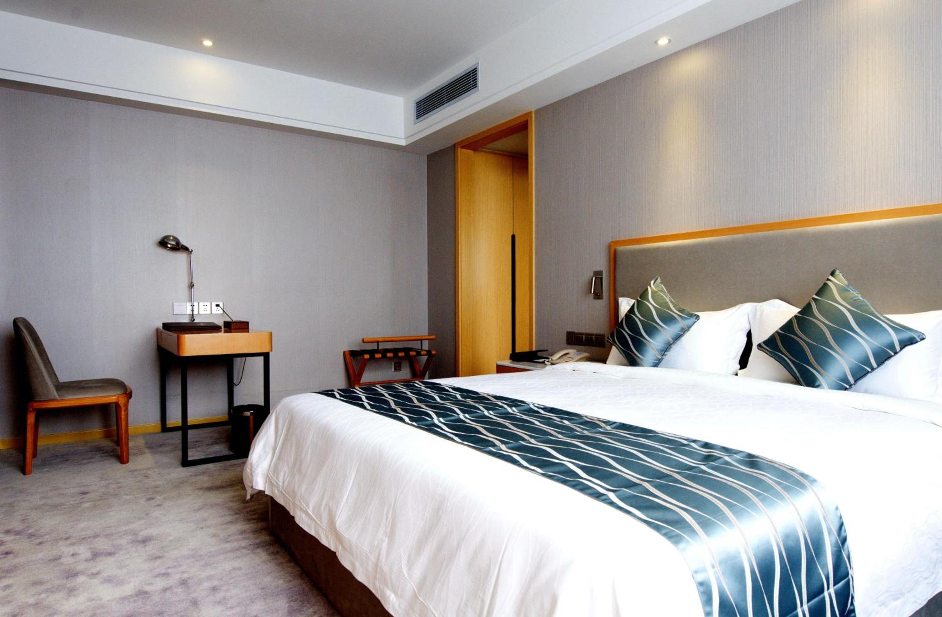Business Queen Room