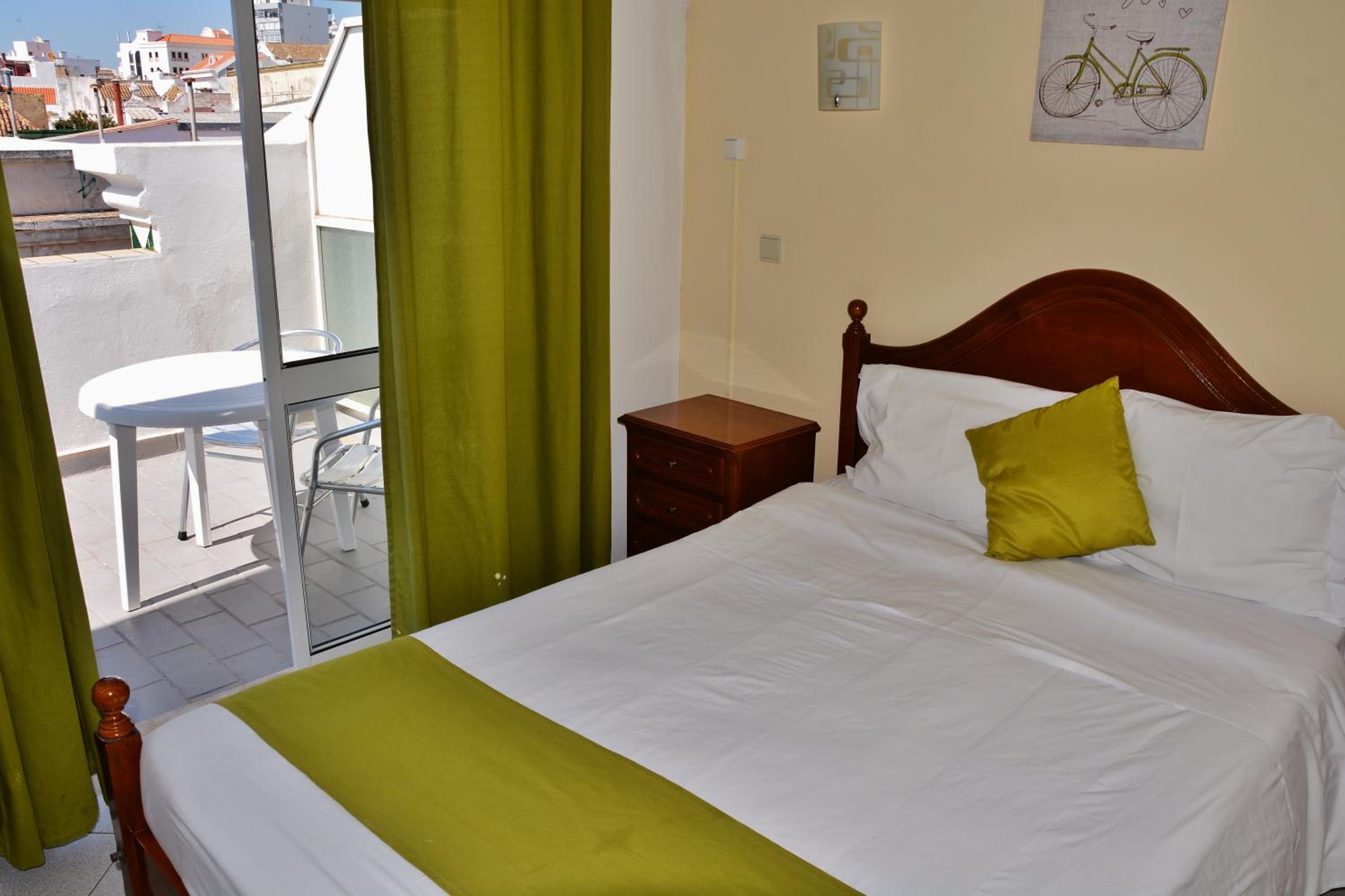 Classic Double Room with Balcony - Photo 6